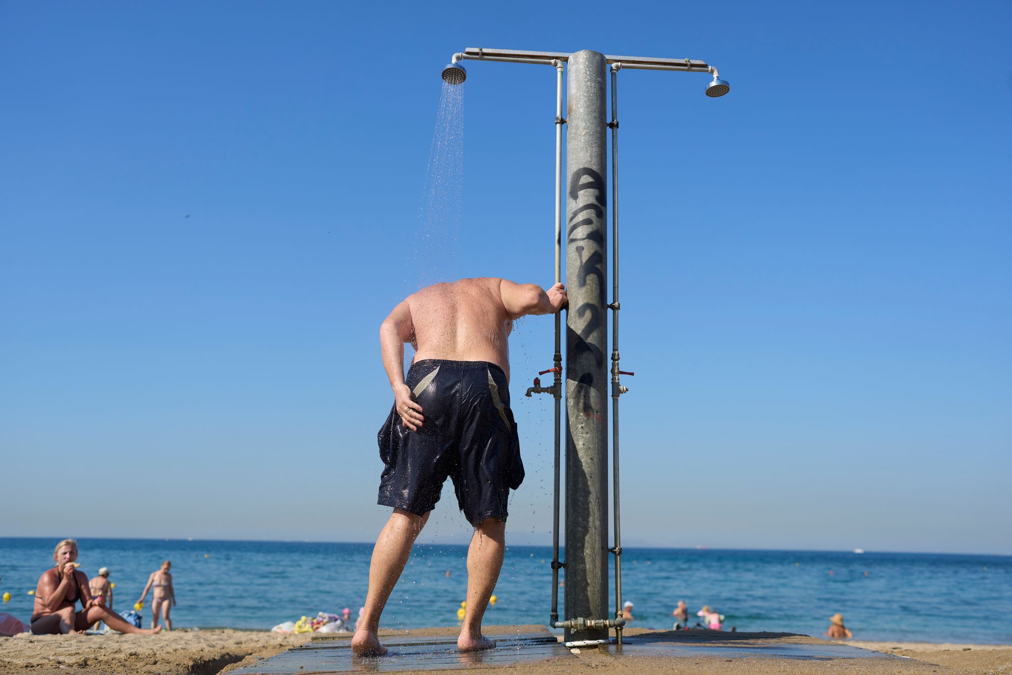 Det er meldt over 40 grader i Athen Hellas, der terrengbranner har herjet like i nærheten.