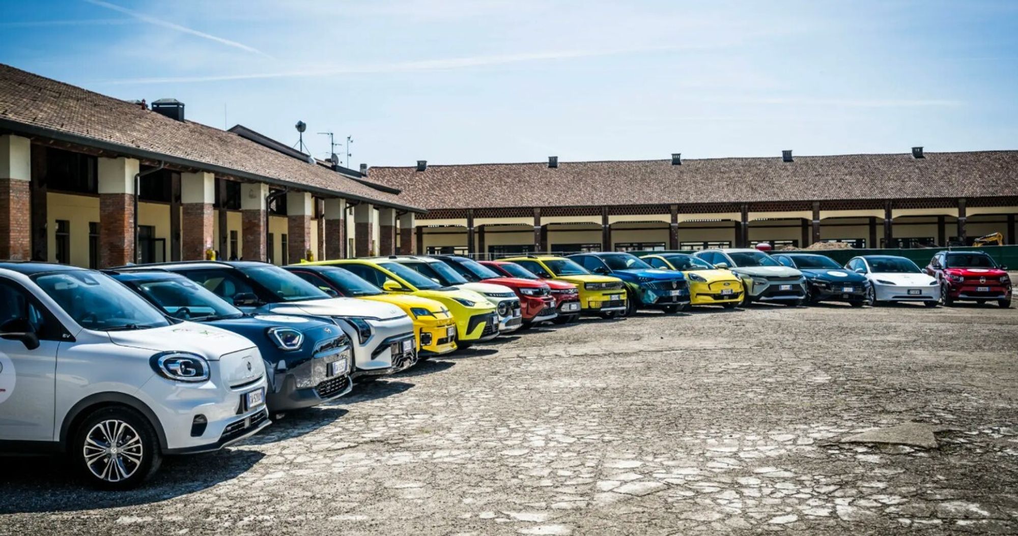 De 15 testede elbilene på testbanen Vairano i Italia.