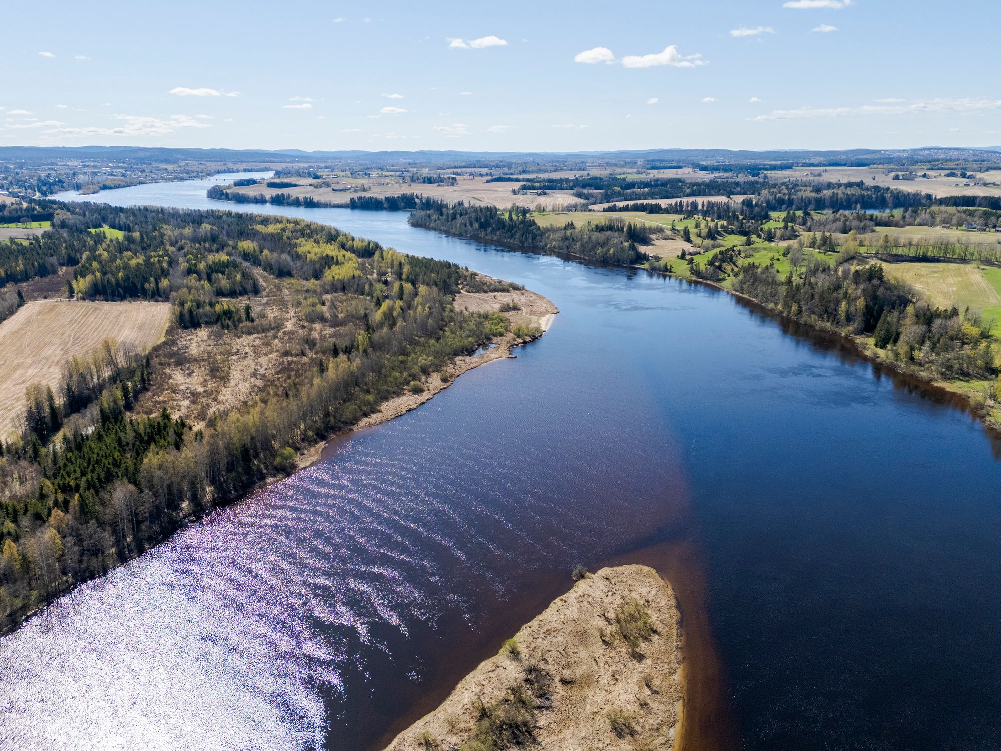 Utsnitt av NGUs løsmassekart over deler av Romerike. Det oransje feltet er Gardermoterrassen, mest sand og grus. De blå områdene er marine avsetninger, oftest leire, men kan også være grovere masser som er lagdelt med leire.