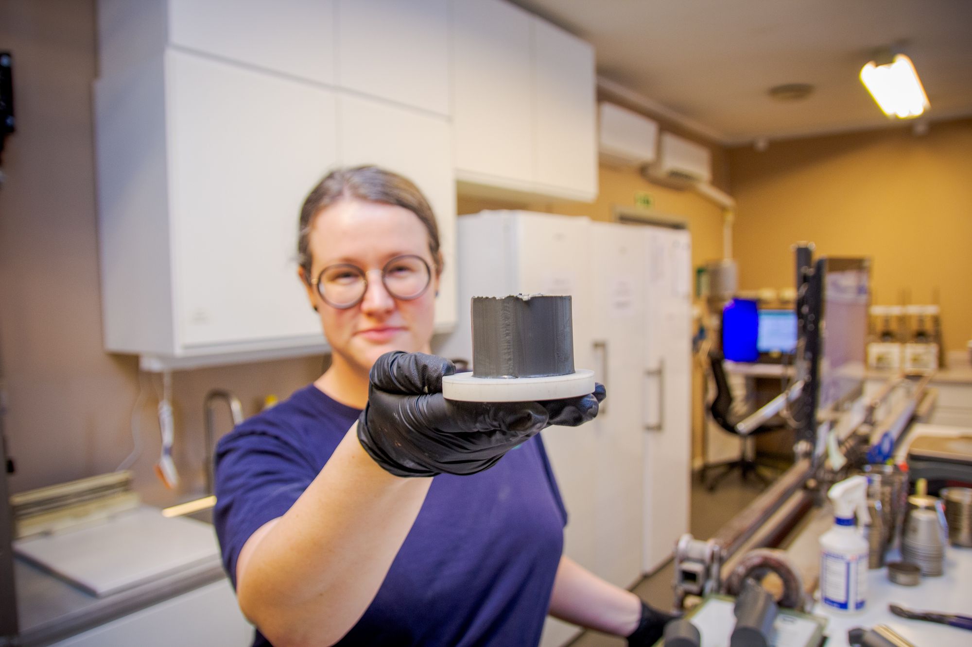 Leiren får gjennomgå i laboratoriet. Fv. Eliza Simsone, Lisbet E. Muri og Øystein Kjelberg. Han tester hvor plastisk leireprøven er.