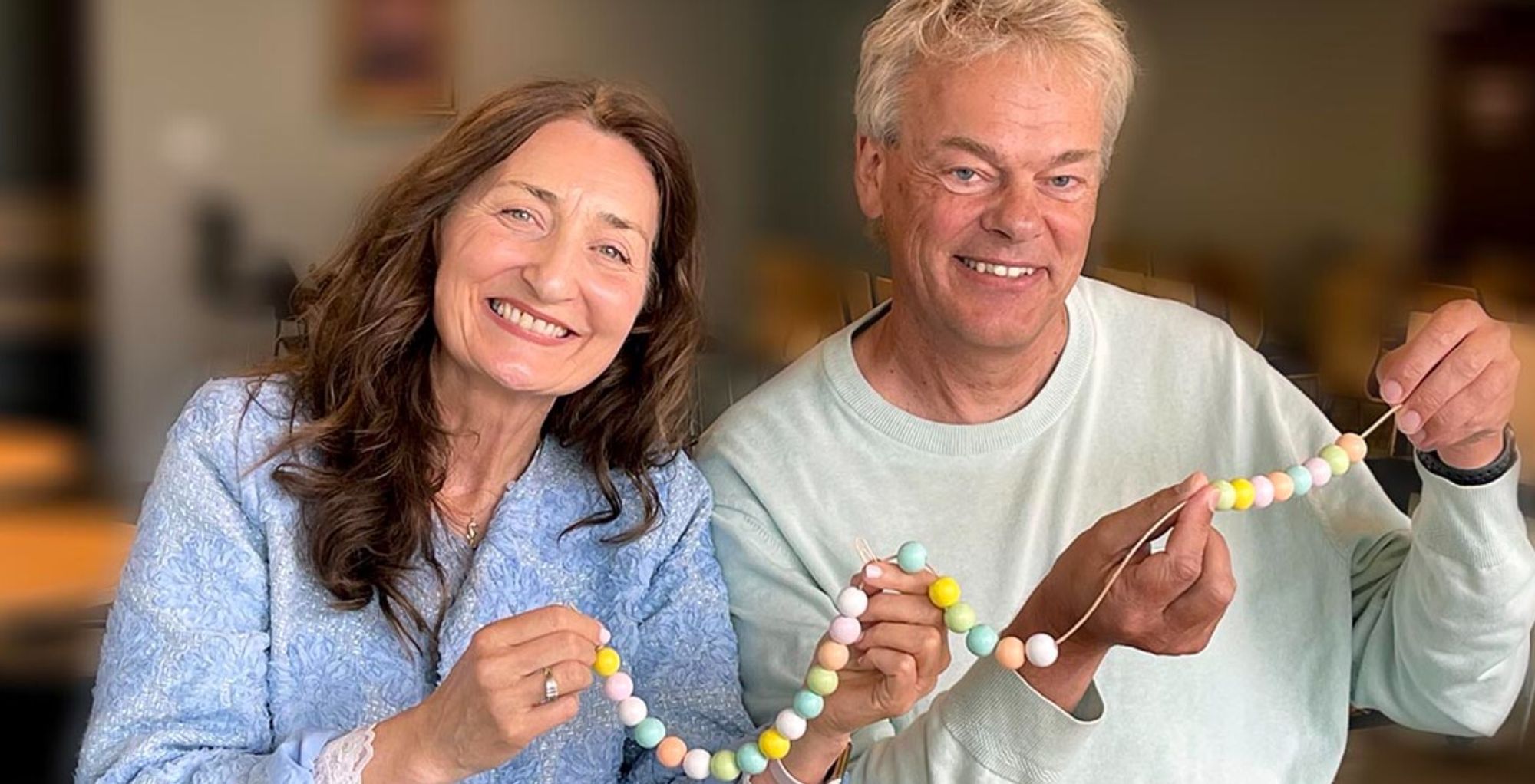 Forskergruppen med May-Britt og Edvard Moser i spissen er fra før kjent for sin nobelprisbelønte oppdagelse av hjernens stedsans. Nå viser de at hjernen også vever tidens teppe: Hjernen deler opp og organiserer hendelser inn i opplevelser, og setter unike bokmerker på dem, slik at livet vårt ikke blir en utydelig strøm, men en rekke av meningsfulle øyeblikk og minner som vi kan vende tilbake til og lære av.