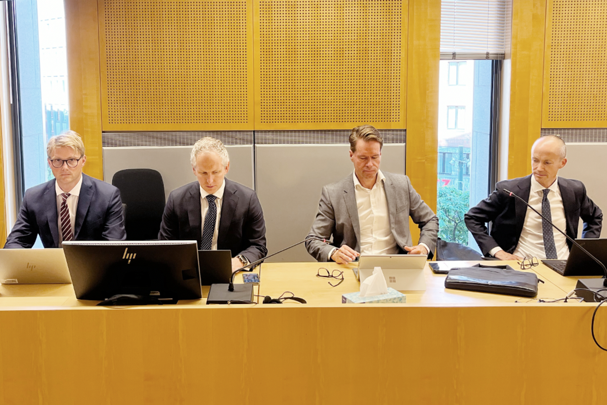 Statens benk i NH90-saken: Juridisk direktør Christian Mikkelsen (t.v.) i Forsvarsmateriell, advokat Jørgen Vangsnes fra Wikborg Rein, advokat Ole Kristian Rigland fra Regjeringsadvokaten og advokat Ola Nisja fra Wikborg Rein.