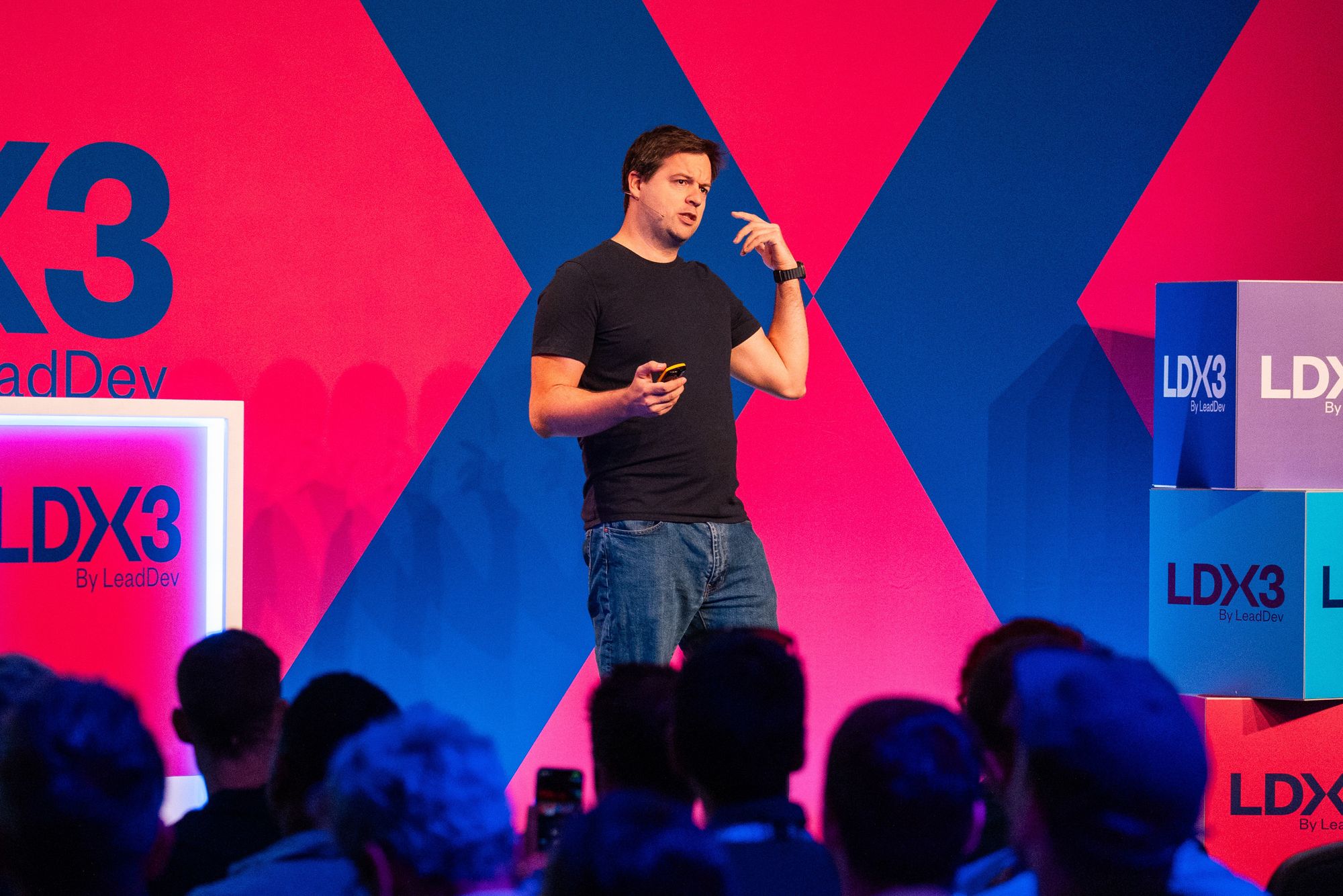 Gergely Orosz deler jevnlig innsikt om programvareutvikling med over én million følgere på PragmaticEngineer.com. Bildet er fra et foredrag han holdt under en utviklerkonferanse i London i juni 2025.