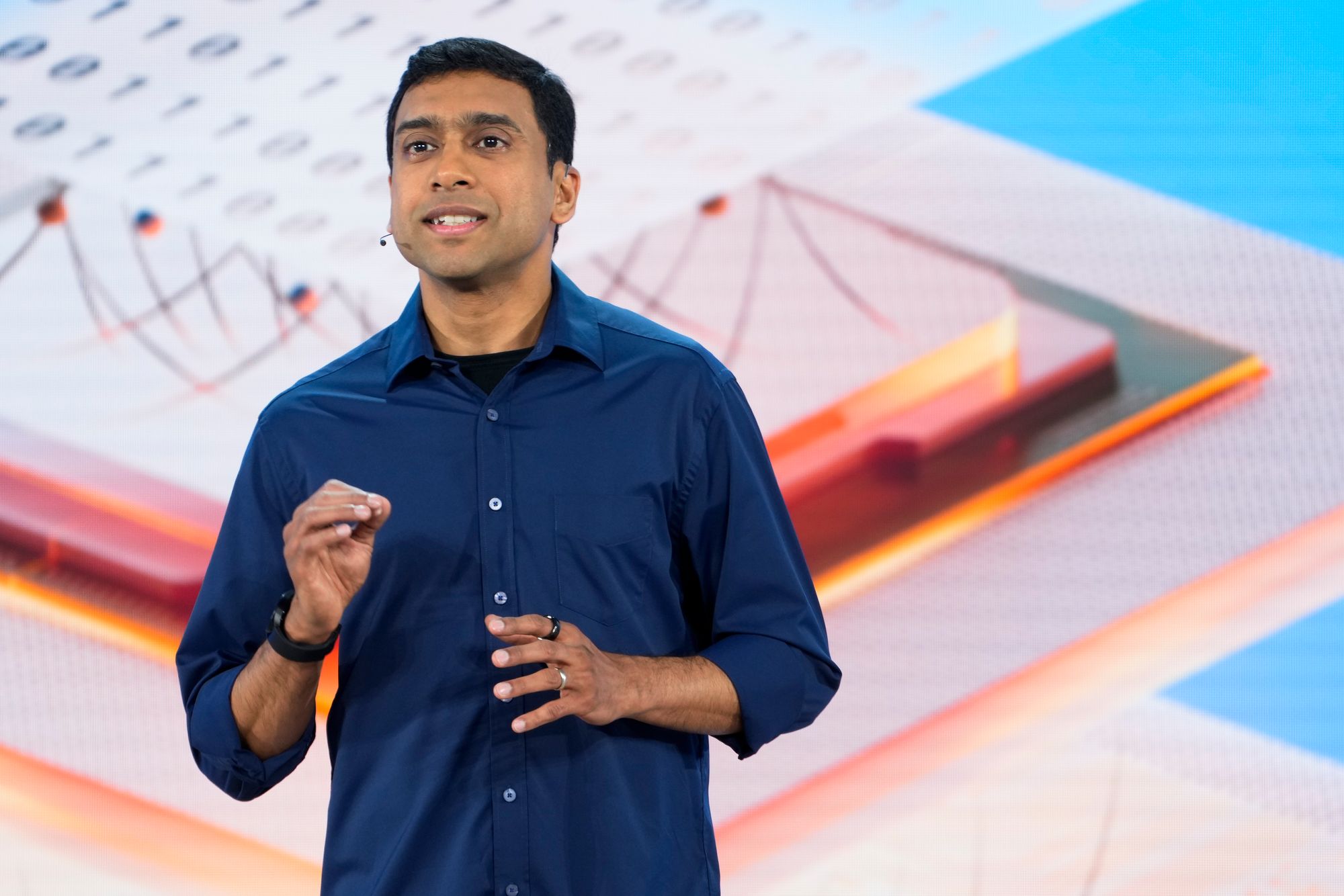 Microsoft-direktør Pavan Davuluri har ansvar for blant annet Windows. Her avbildet under en konferanse ved Microsofts hovedkontor i Redmond i fjor.