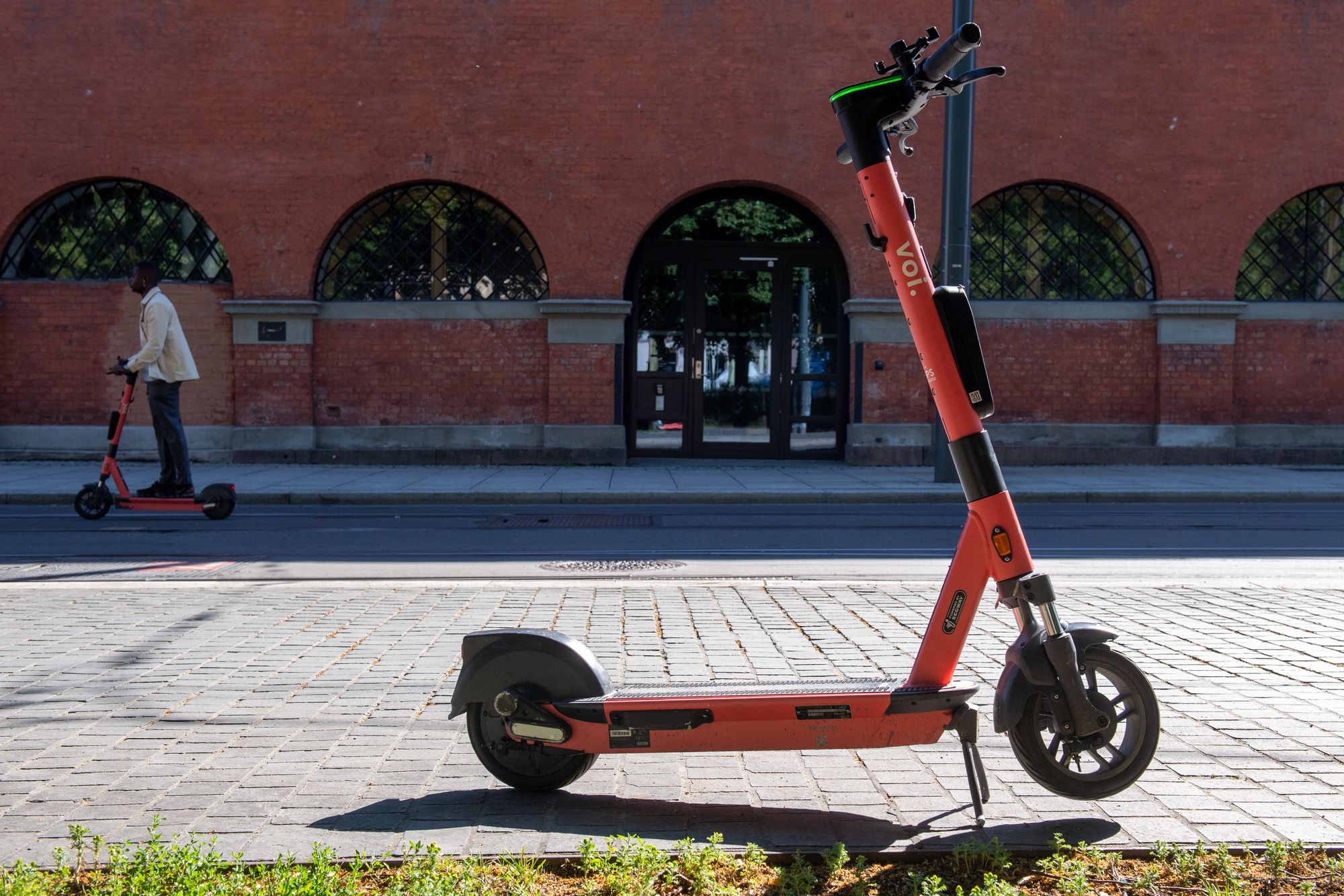 Flere brukere får straff av Voi for dårlig parkering. Her illustrert ved en pent parkert elsparkesykkel.