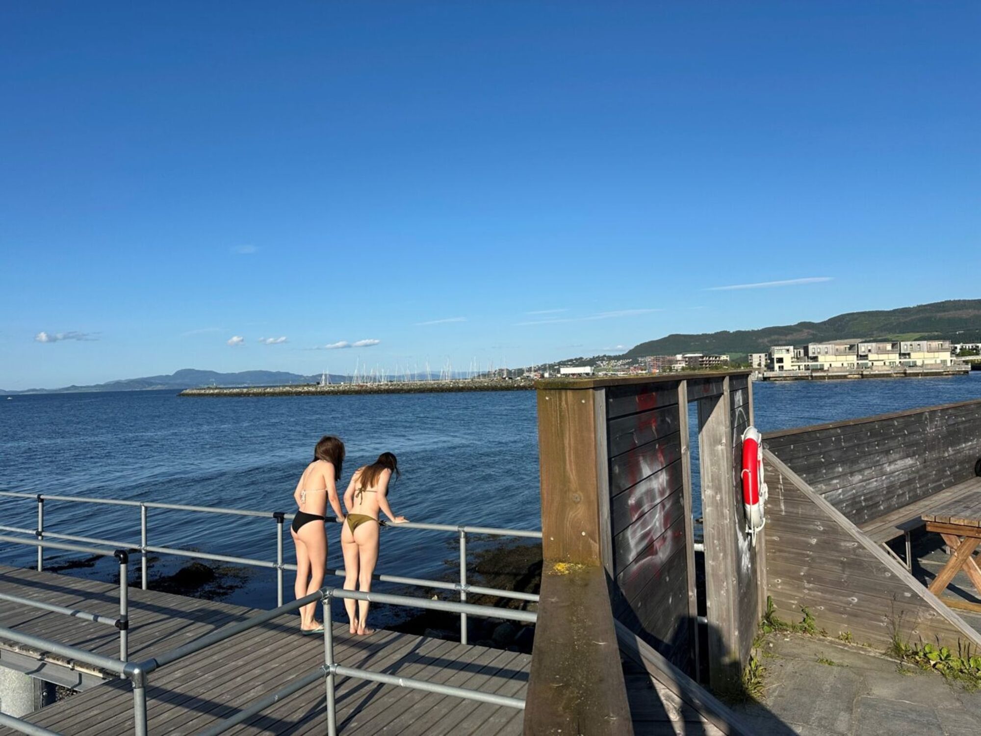 Urbane strender er ekstra utsatt for kloakk i badevannet. Her er det temperaturen og ikke vannkvaliteten som vurderes på badeplassen "Skjæret" i Trondheim.