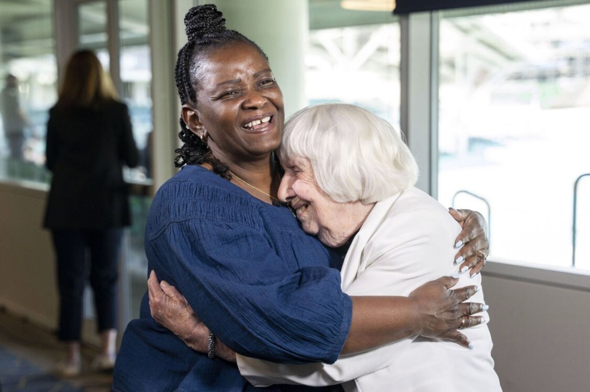 De tidligere postmesterne Teju Adedayo (til venstre) og Betty Brown uttaler seg til mediene etter offentliggjøringen av første del av den endelige rapporten fra Horizon-granskningen, som fokuserer på erstatninger og menneskelige konsekvenser.