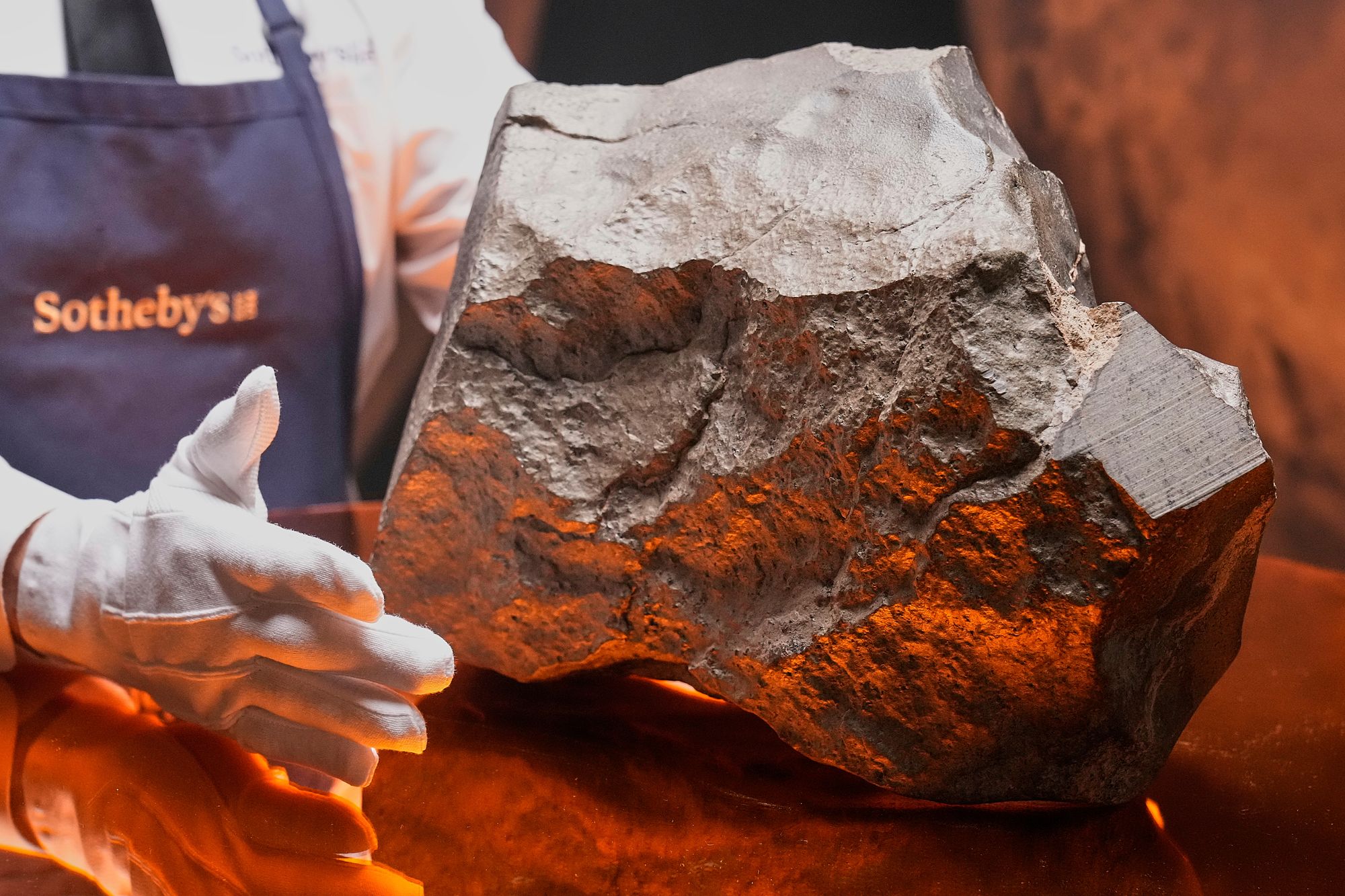 Mars-steinen, som er en meteoritt, ble funnet i Sahara-ørkenen i 2023 og estimeres å bli solgt for mellom 20–40 millioner kroner.