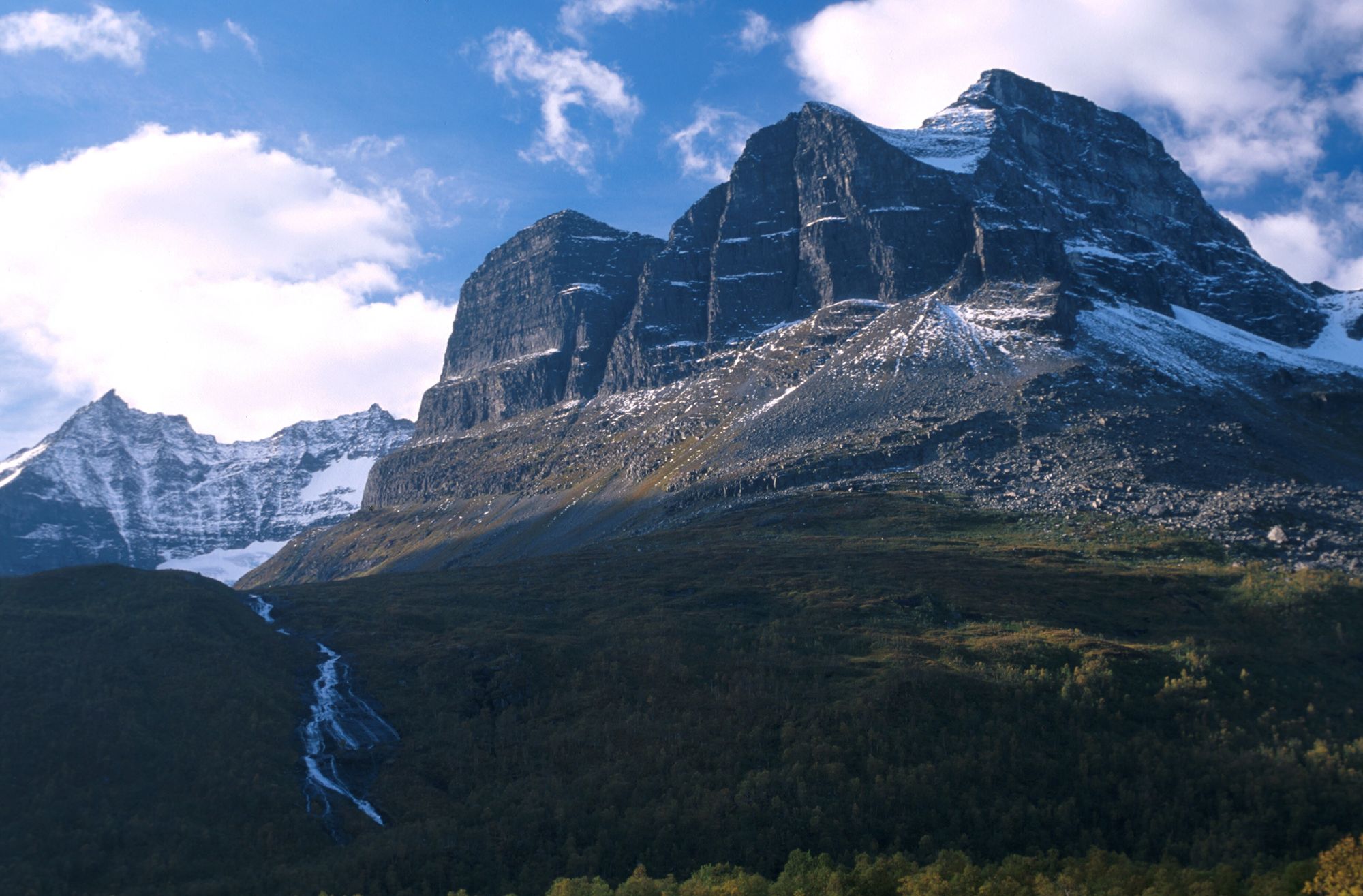 NVE følger nøye med på bevegelsene i Skarfjellet som har en jevn hastighet på én centimeter i timen.
Foto: © Espen Bratlie / Samfoto