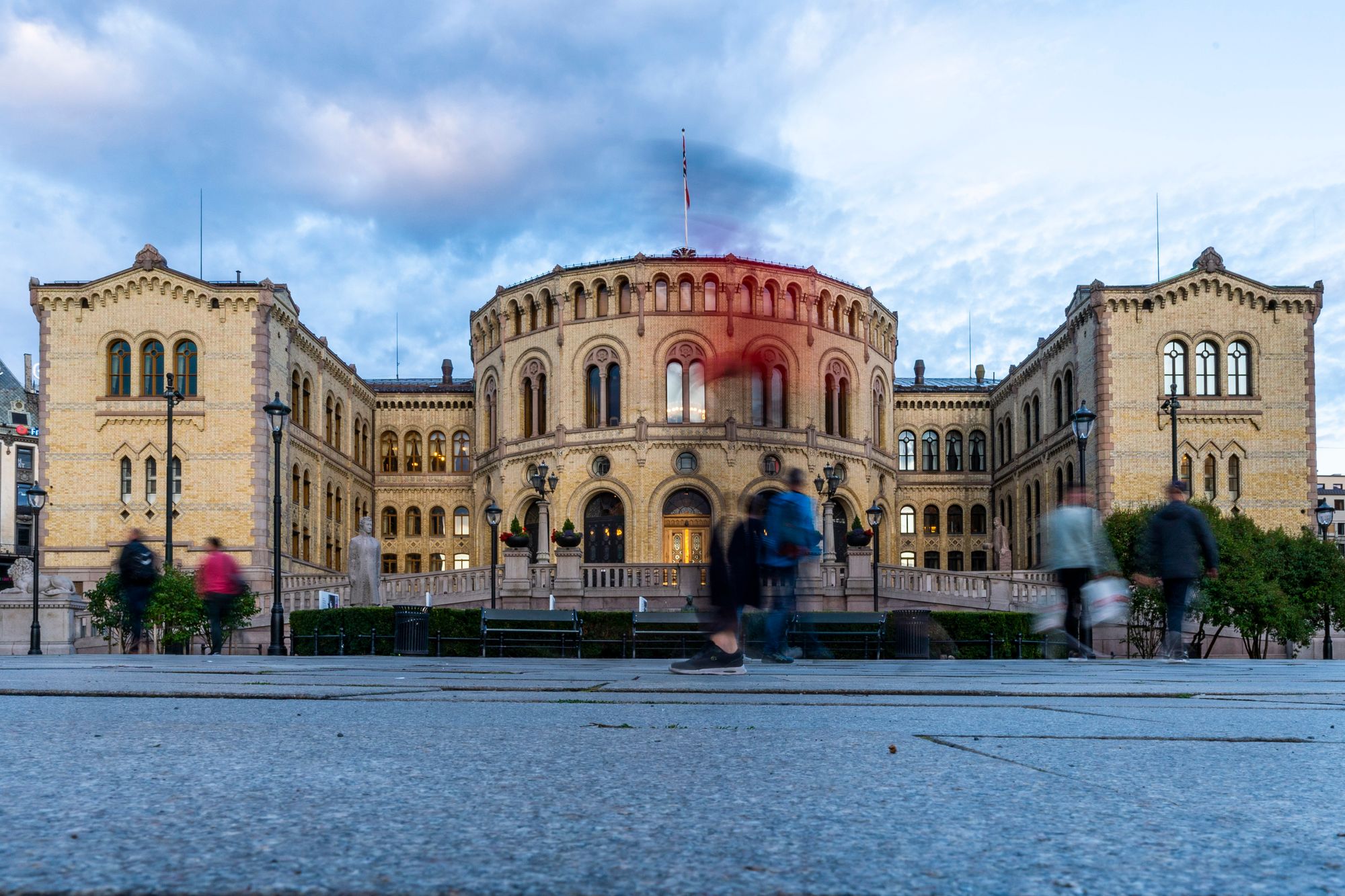 Stortinget i Oslo avbildet en augustkveld i 2021. Stortinget ble rammet av to dataangrep våren 2021. Angrepene utnyttet nulldagssårbarheter i e-posttjeneren Microsoft Exchange.