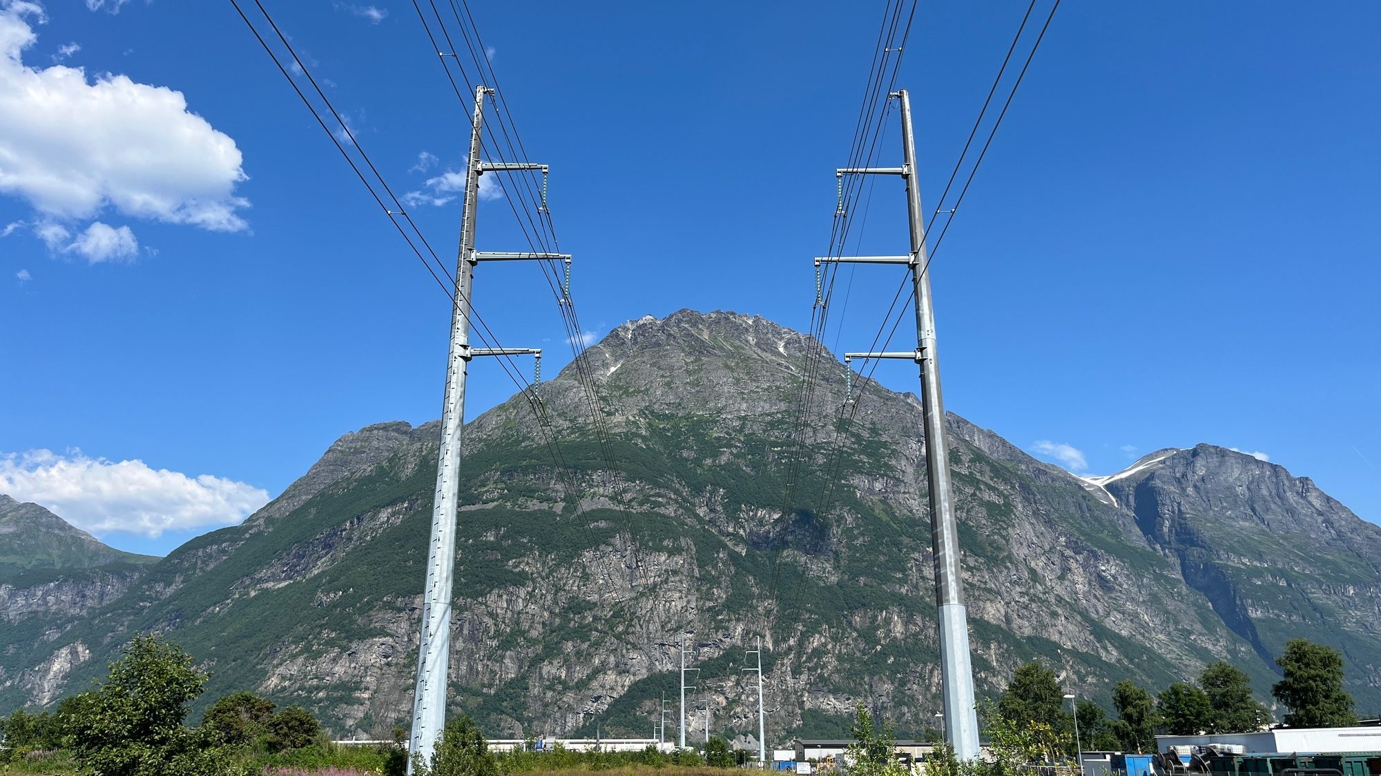 Både Statkraft og Trønderenergi planlegger milliardinvesteringer på Sunndalsøra. Her bruker ingen ordet «monstermaster».