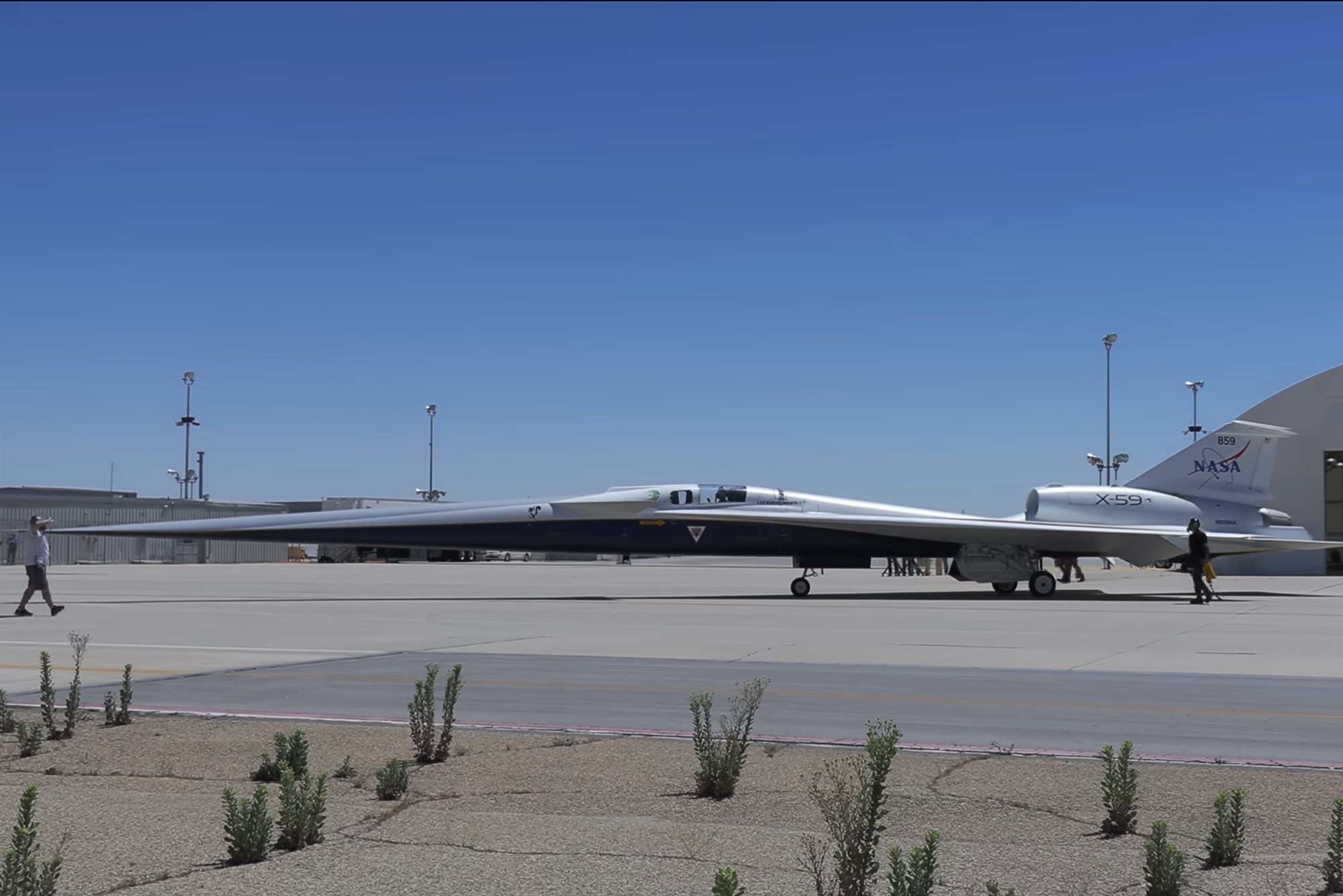 NASAs stillegående, supersoniske forskningsfly, X-59, takset for første gang for egen maskin på U.S. Air Force Plant 42 i Palmdale, California, den 10. juli 2025.