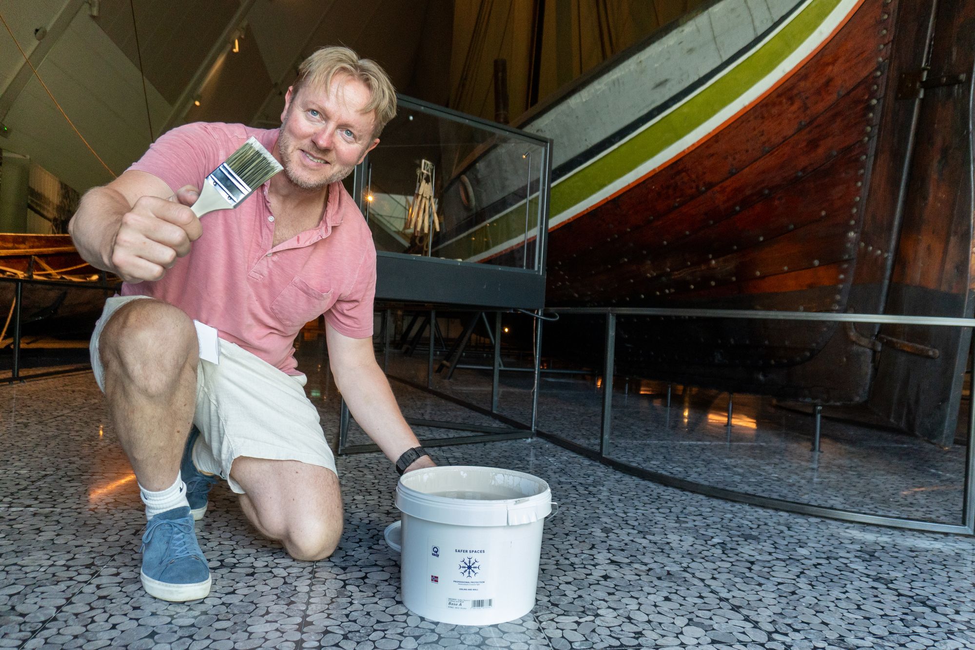 Markus Karlsen i Spectrum Blue viser frem malingen med en unik egenskap.