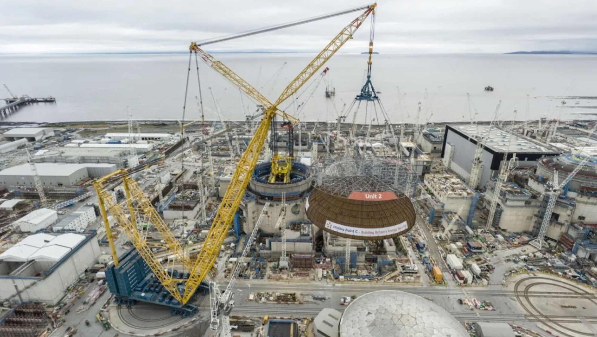 En 245 tonn tung kuppel løftes på plass på en av to reaktorer på Hinkley Point C.