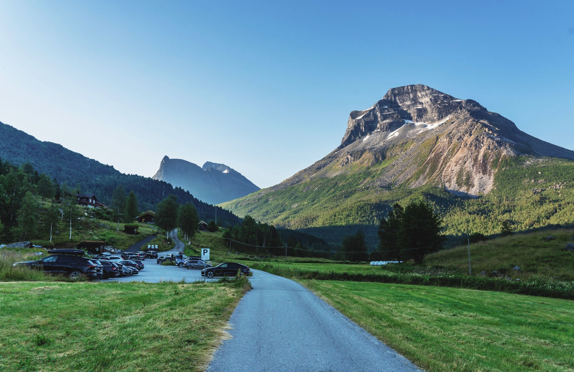 Fra parkeringsplassen for turgåere ved Nerdal gård er det god utsikt til det rasutsatte Skarfjellet. Men så lenge folk følger skiltingen Sunndal kommune har satt opp utenfor rasområdet skal det ikke være farlig å bruke turstier eller besøke de betjente hyttene i området.