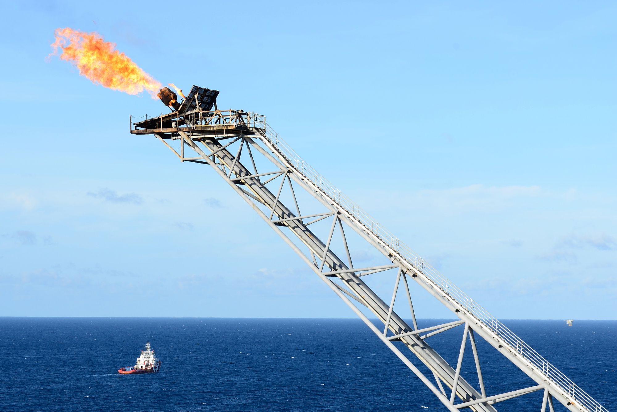Gassflamme på oljeplattform.
