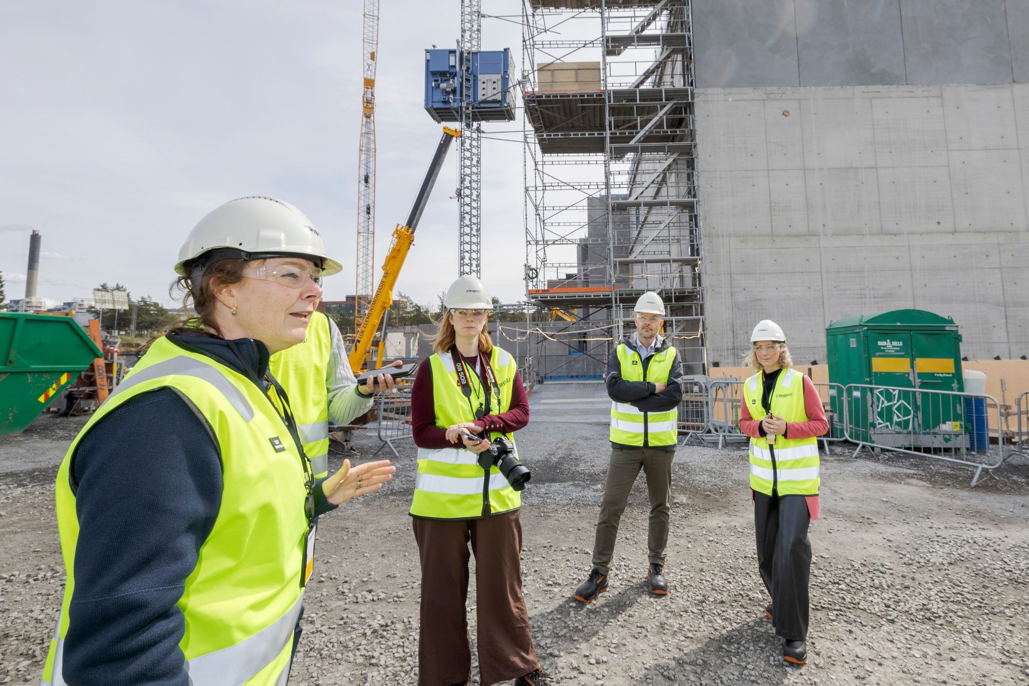 I oktober flytter de første kundene inn i Skygards første datasenter på Hovin i Oslo. I april viste Skygards administrerende direktør, Elise Lindeberg Nkom-direktør, John-Eivind Velure og digitaliseringsminister Karianne Tung rundt på byggeplassen.