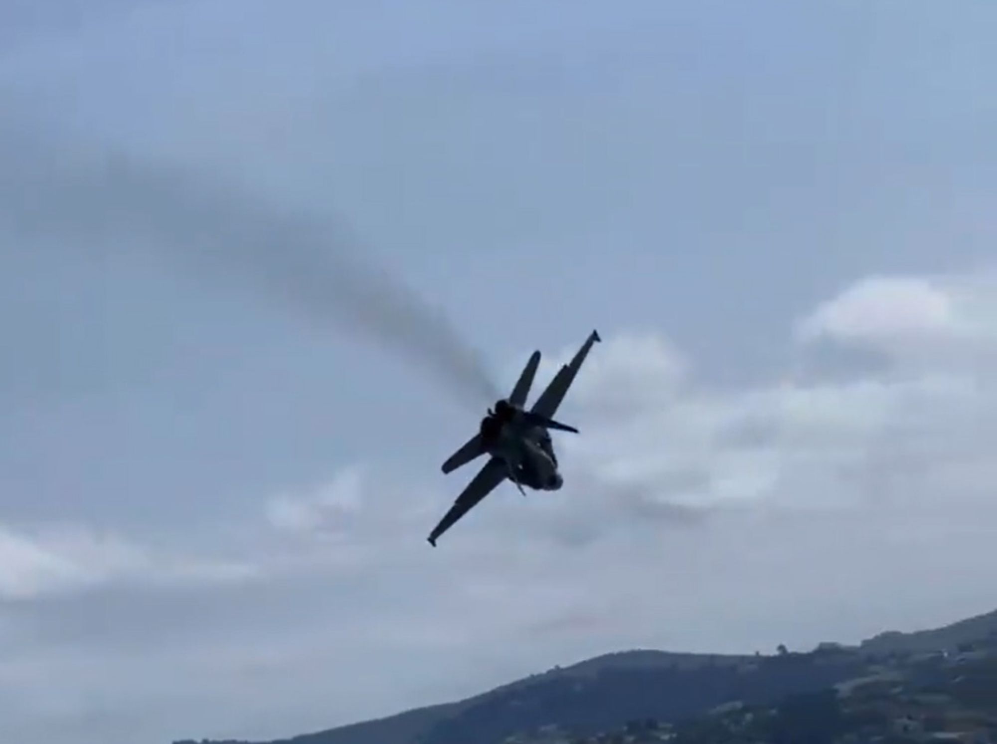 F-18-fly fra Det spanske luftforsvaret gjør en spektakulær manøver under et flyshow i Gijon, Spania, 27. juli 2025.