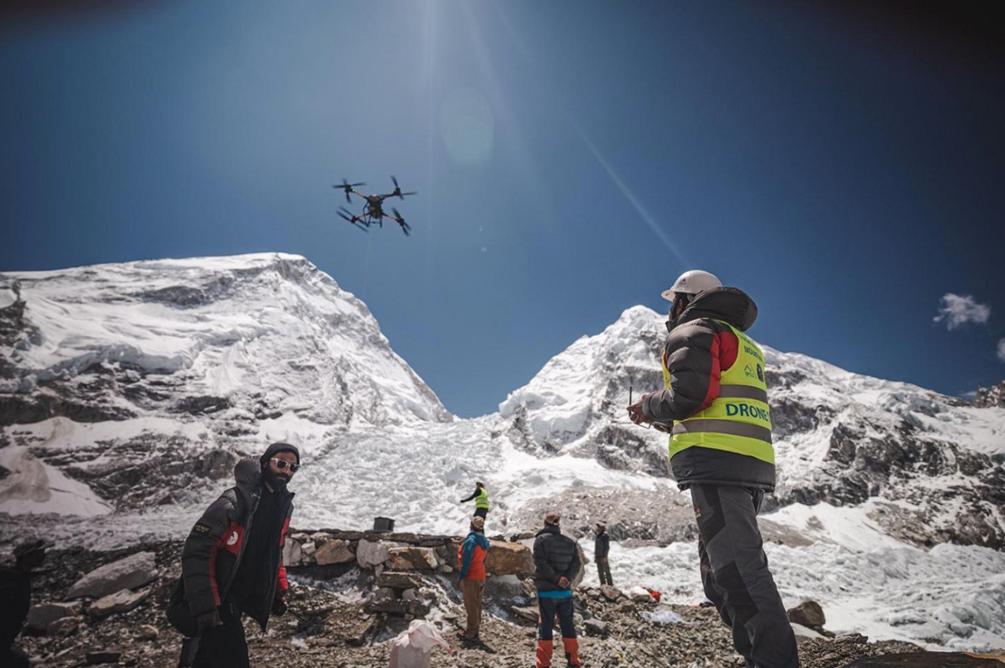Det nepalske selskapet Airlift Technology bruker droner fra kinesiske DJI, som kan løfte rundt 30 kilo. Under innsatsen på Mount Everest i vår satte selskapet etter eget utsagn ny rekord for den høyeste droneleveransen noensinne: 6130 meter over havet.