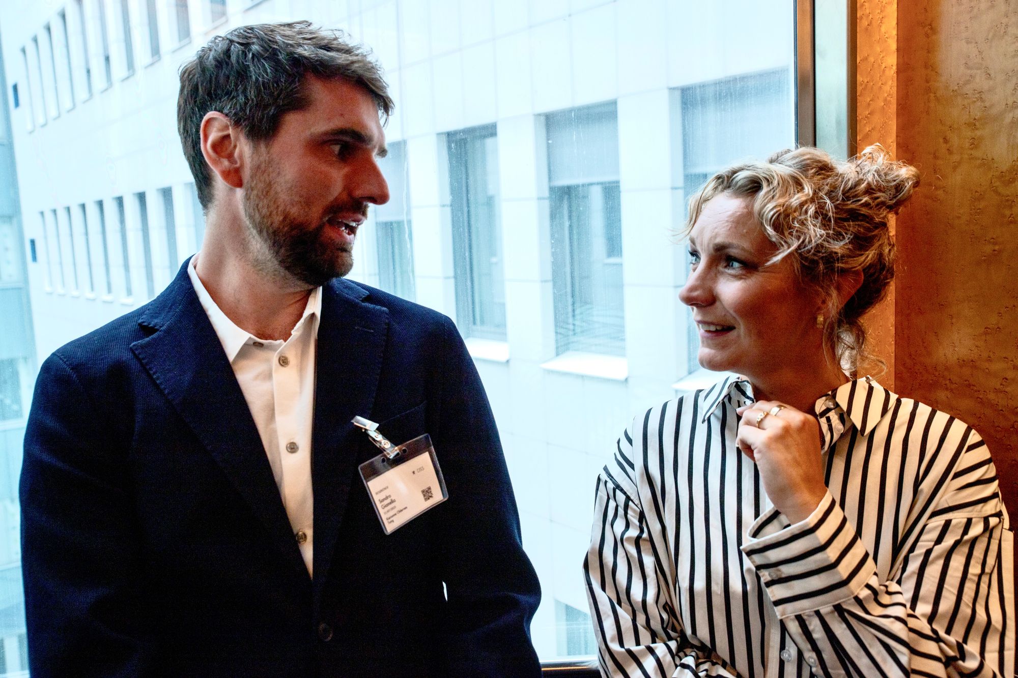 Sandro Gianella fra Open AI og digitaliseringsminister Karianne Tung i samtale etter møtet i departementet.