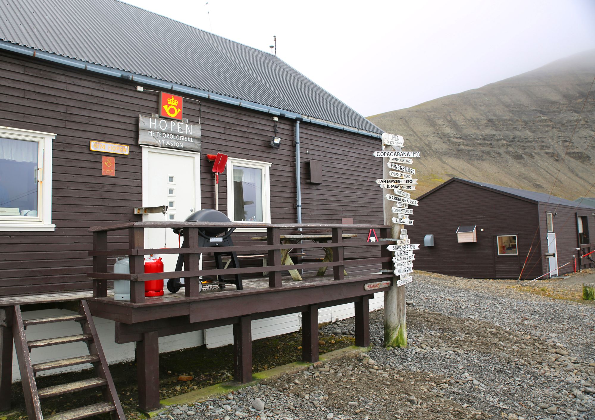 Havet kommer stadig nærmere Hopen meteorologiske stasjon på Svalbard, og det er usikkert hvor lenge bygningene står trygt. Bildet er tatt for noen år siden.