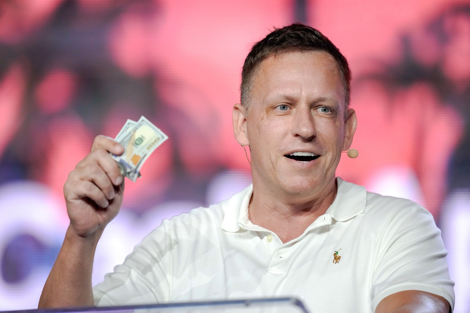 Data- og KI-selskapet Palantir inngår kontrakt med det amerikanske forsvaret verdt 10 milliarder dollar over ti år. Selskapet er grunnlagt av Peter Thiel, en av de mest framtredende konservative stemmene i Silicon Valley. Han sitter fortsatt i styret.