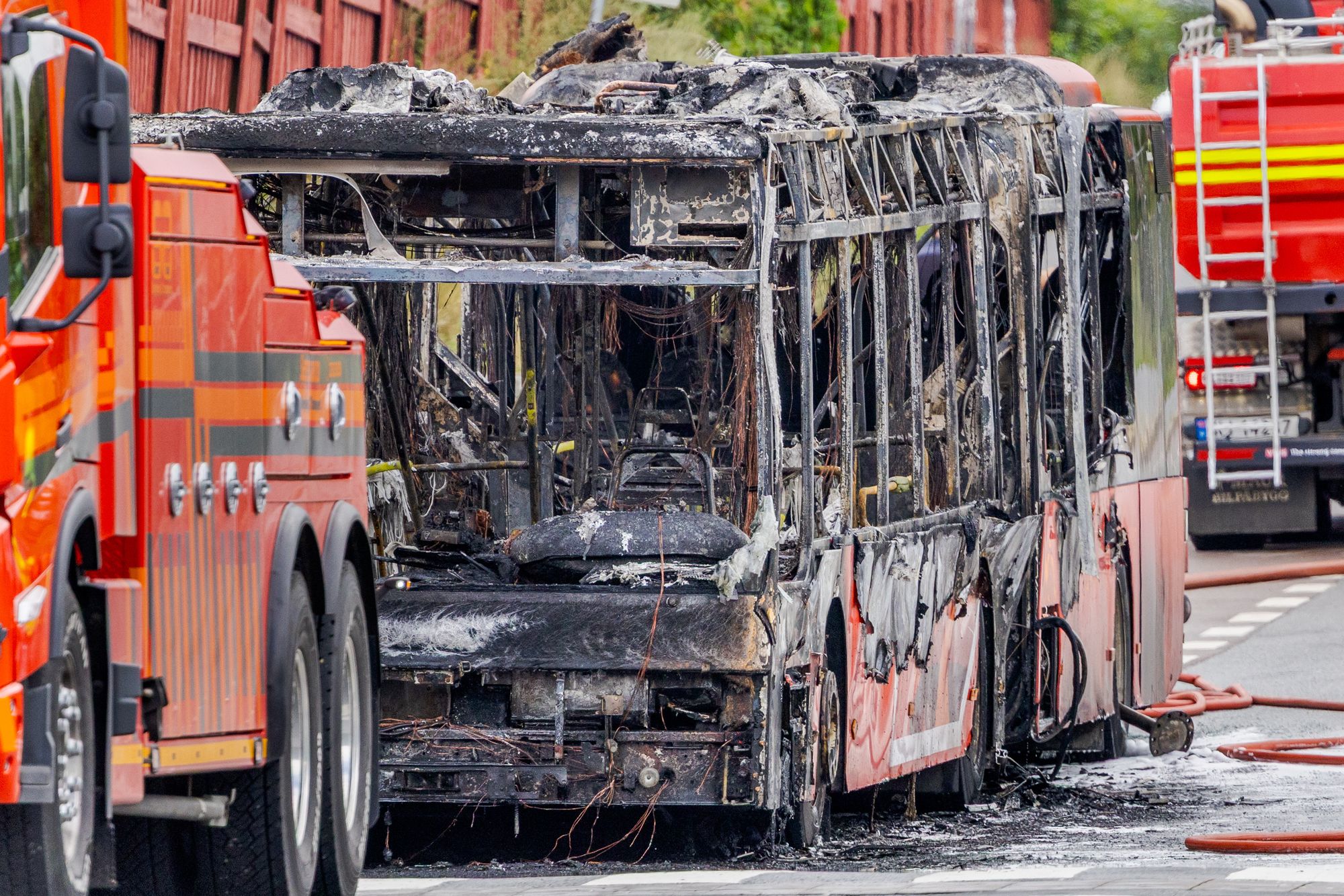 En buss tok fyr ved Skullerud i Oslo mandag.