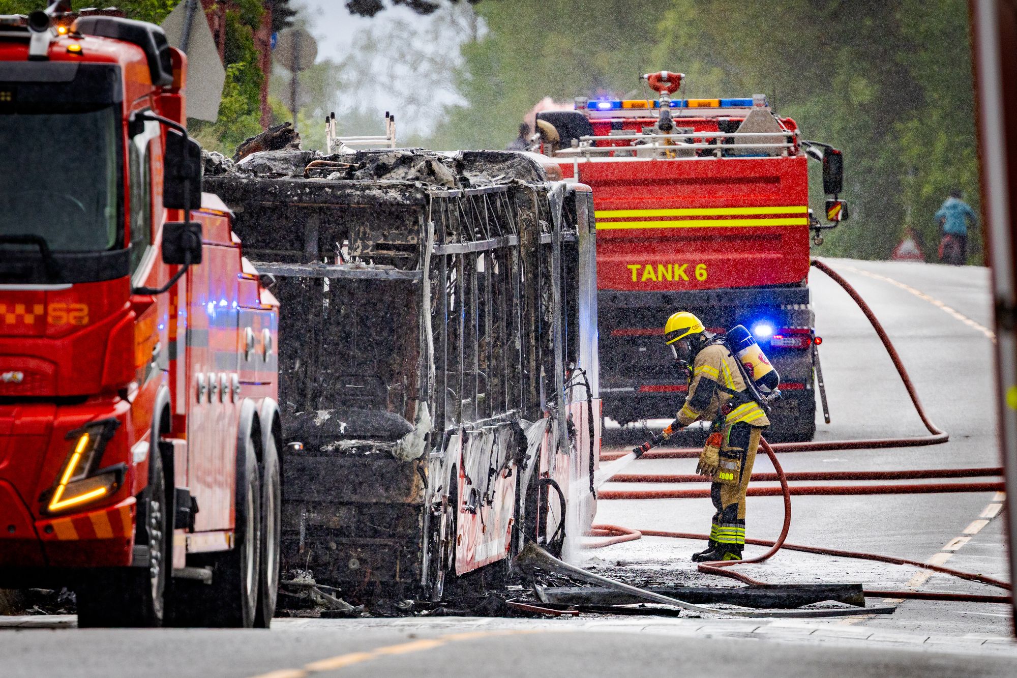 En rutebuss ble nedbrent på Skullerud i Oslo mandag.