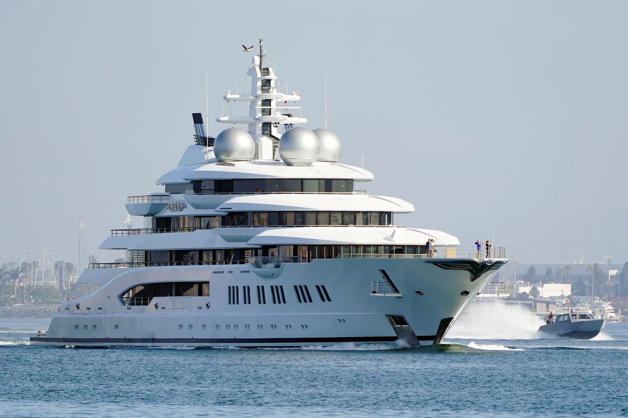 Den beslaglagte russiske superyachten Amadea skal under hammeren i tråd med amerikanske sanksjonsregler. Amerikanske myndigheter mener den tilhører en milliardær med nær tilknytning til president Vladimir Putin. Pengene fra salget skal brukes til humanitær bistand til Ukraina.
