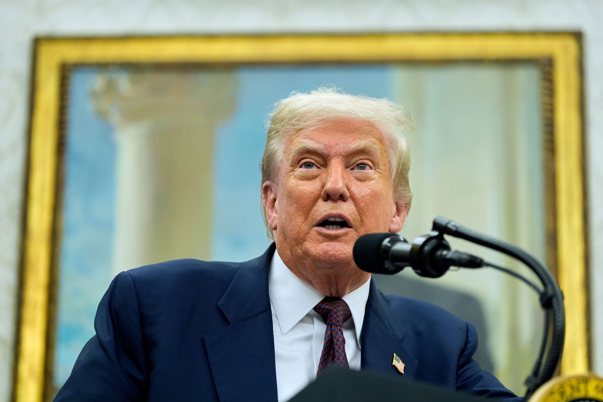 Donald Trump vil ha opp produksjonen av databrikker i USA. Nå varsler han rundt 100 prosent toll på importerte brikker og minner om at bedrifter som velger å produsere i USA, slipper unna toll.