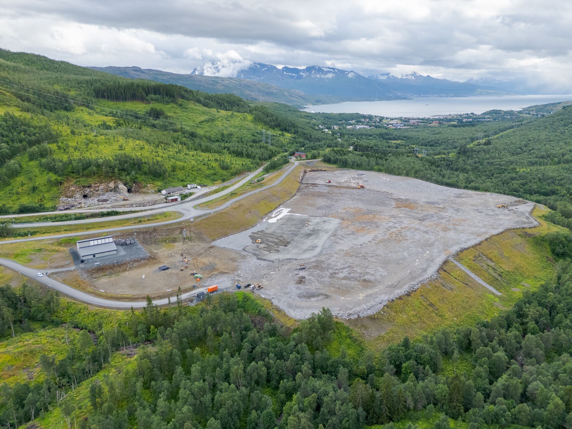 På denne tomten skal datasenteret i Narvik ligge. Nå tar byen steget opp på elitenivå i teknologi, skriver ukas TU-spaltist om Aker og Open AIs datasentersatsing i byen.