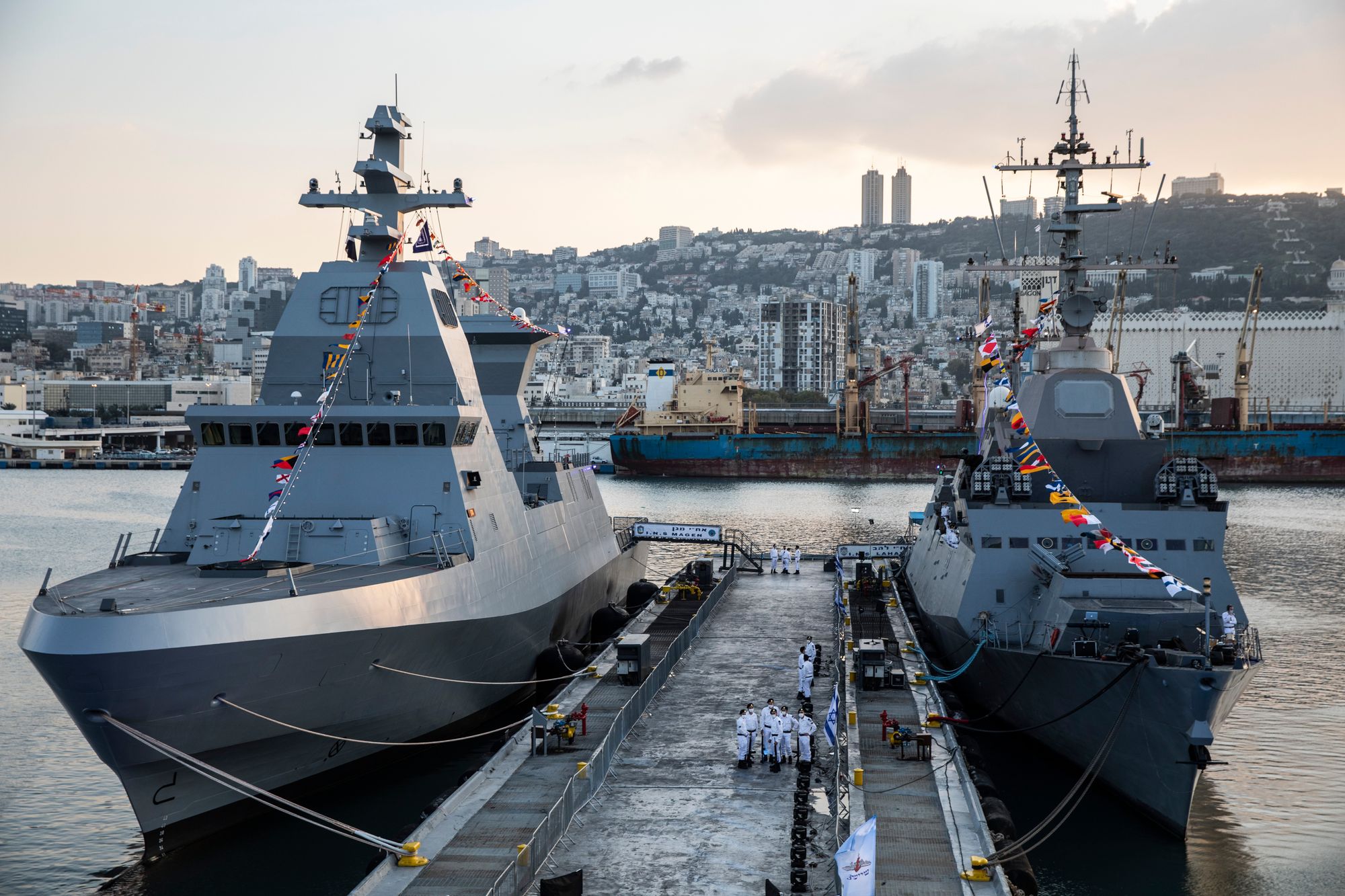 Det italienske forsvarsselskapet Leonardo Spa har blant annet produsert kanoner til israelske krigsskip av typen Sa'ar 6 (t.v.). Her ved kai i den israelske havnebyen Haifa i desember 2020.