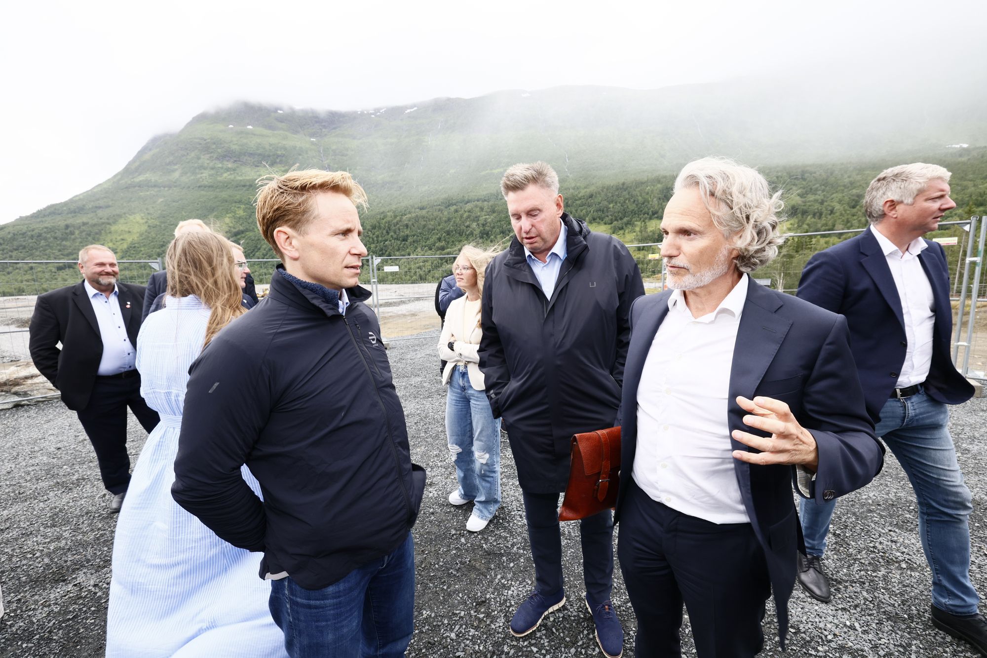 Aker-topp Kristian Røkke (f.v.), Narvik-ordfører Rune Edvardsen og Norkraft-sjef Eirik Frantzen foran tomten hvor datasenteret skal ligge.