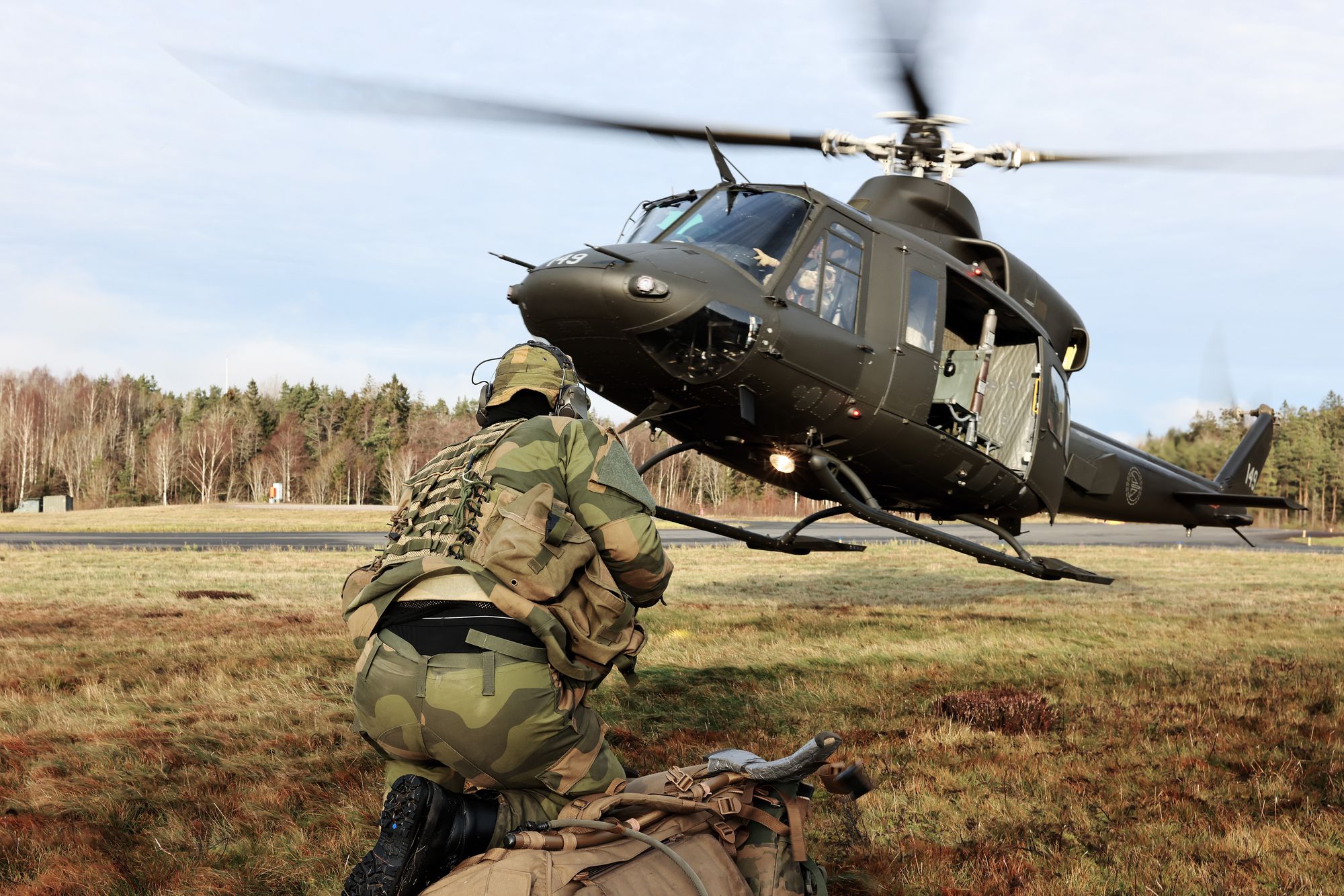 Det er slike helikoptre Luftforvaret skal øve med om kvelden og natten i de kommende ukene. På bildet får fallskjermjegere fra Forsvarets spesialkommando (FSK) støtte fra 339 Special Operations Aviation Squadron (SOAS) under en øvelse i 2024.. Foto fra 2024.