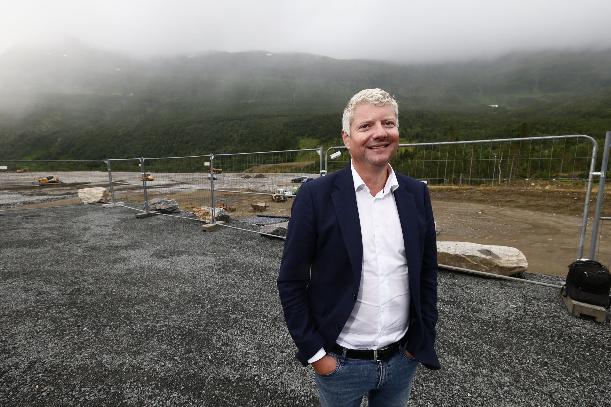 Stian Jenssen, sjef for Nscale Scandinavia, på tomten i Narvik der det første datasenteret skal stå klart neste år.