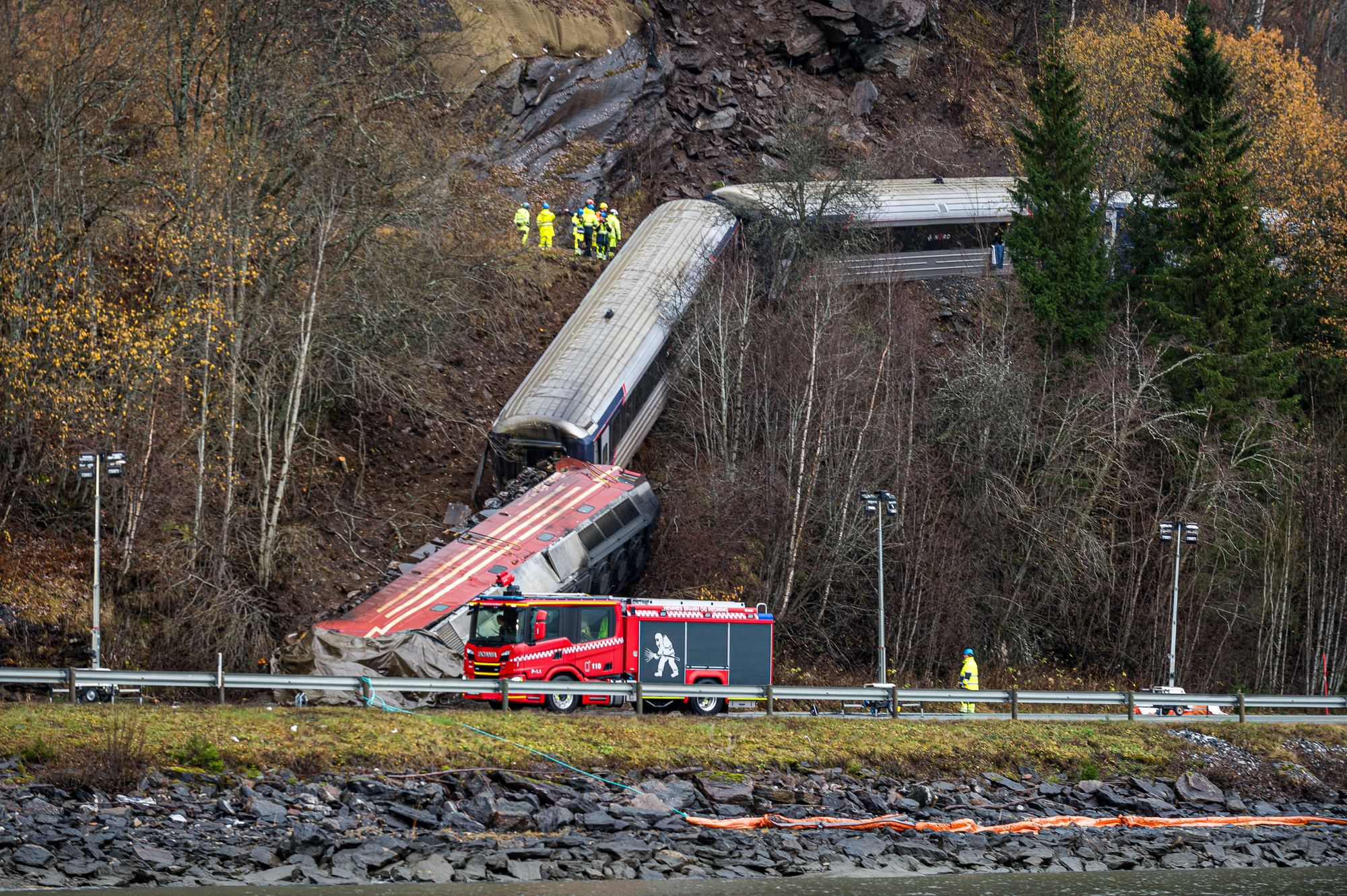 Et persontog ble truffet av steinras og sporet av på Nordlandsbanen i fjor, med fatale konsekvenser.