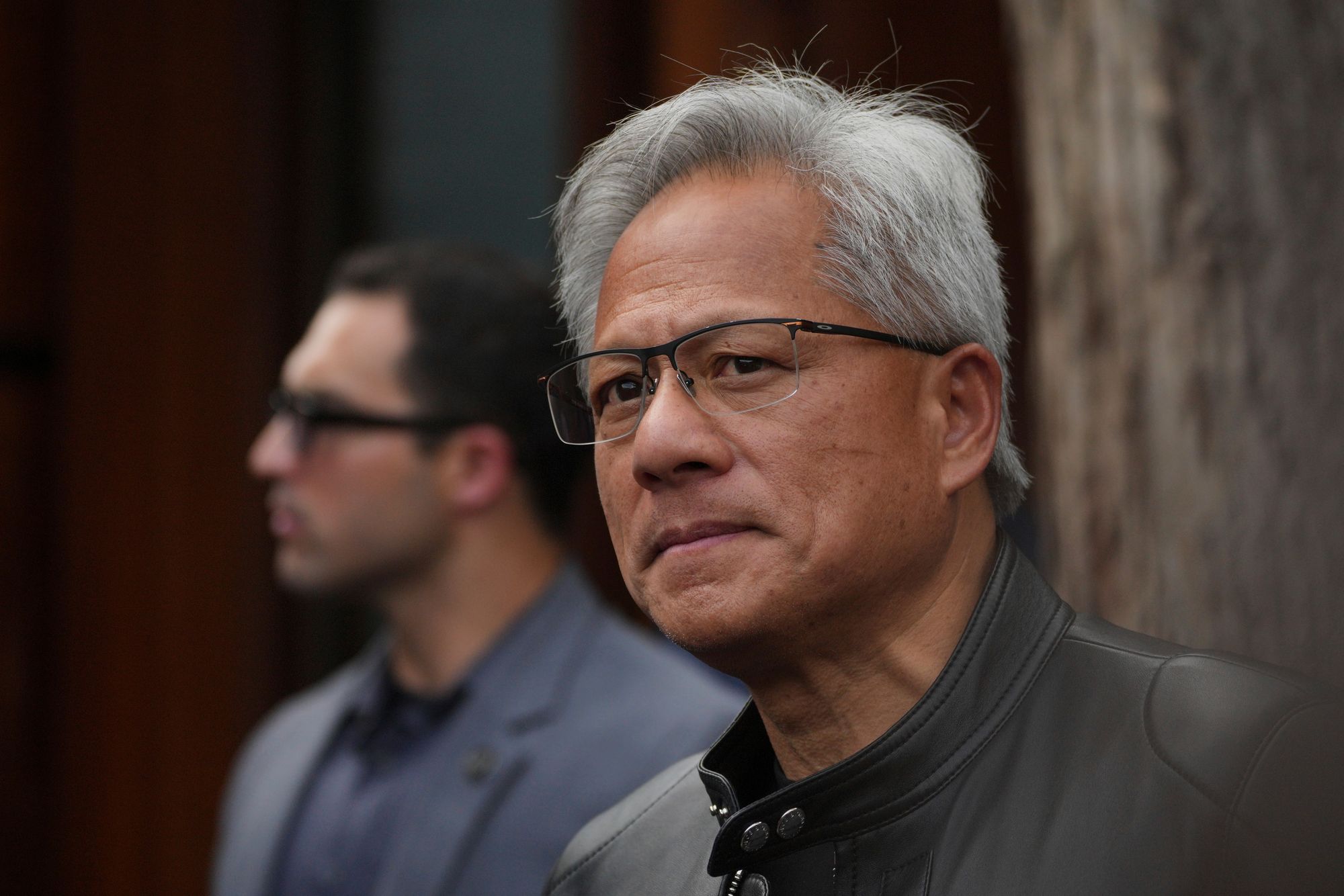 Nvidia-sjef Jensen Huang skal ha gått med på å gi den amerikanske statskassen 15 prosent av inntektene fra salg av databrikker til Kina, skriver flere medier.
