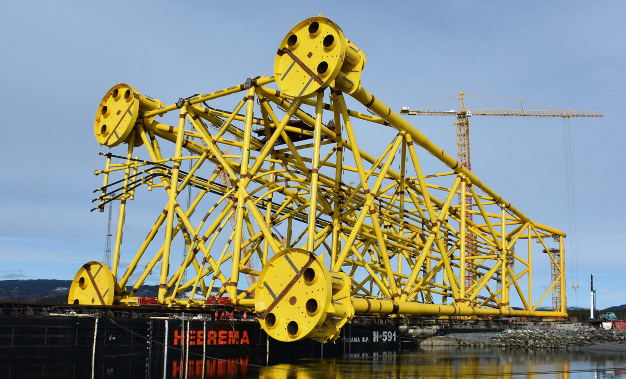 Et understell, eller en jacket, er en gitterlignende konstruksjon med tre eller fire ben som er forankret til havbunnen. Denne ble laget til Johan Sverdrup-feltet. Jacketer til vindturbiner er mindre og kan produseres industrielt. 