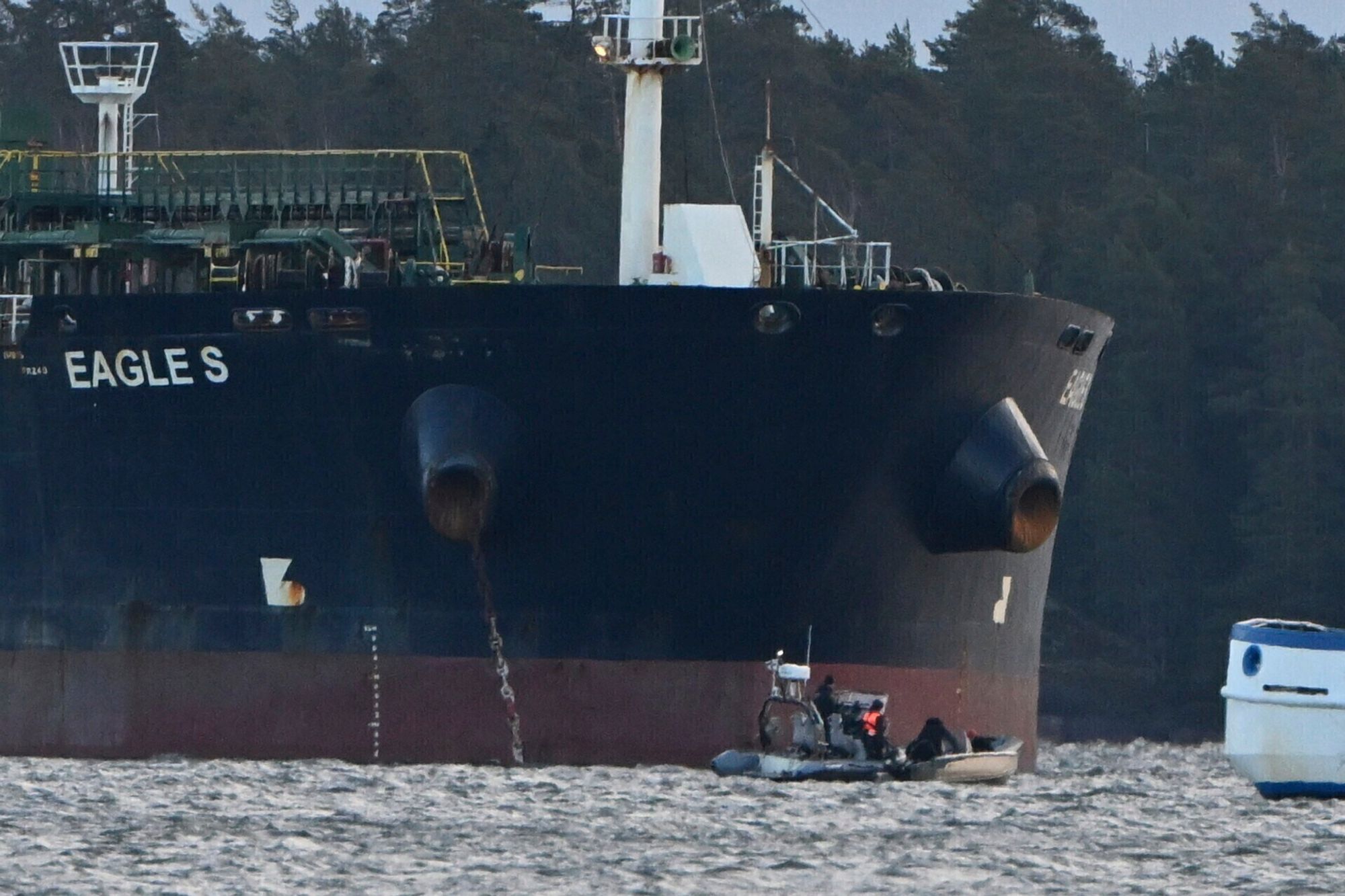 Oljetankeren Eagle S, registrert på Cookøyene, for anker nær Kilpilahti-havnen i Porvoo ved Finskebukta, 30. desember 2024.