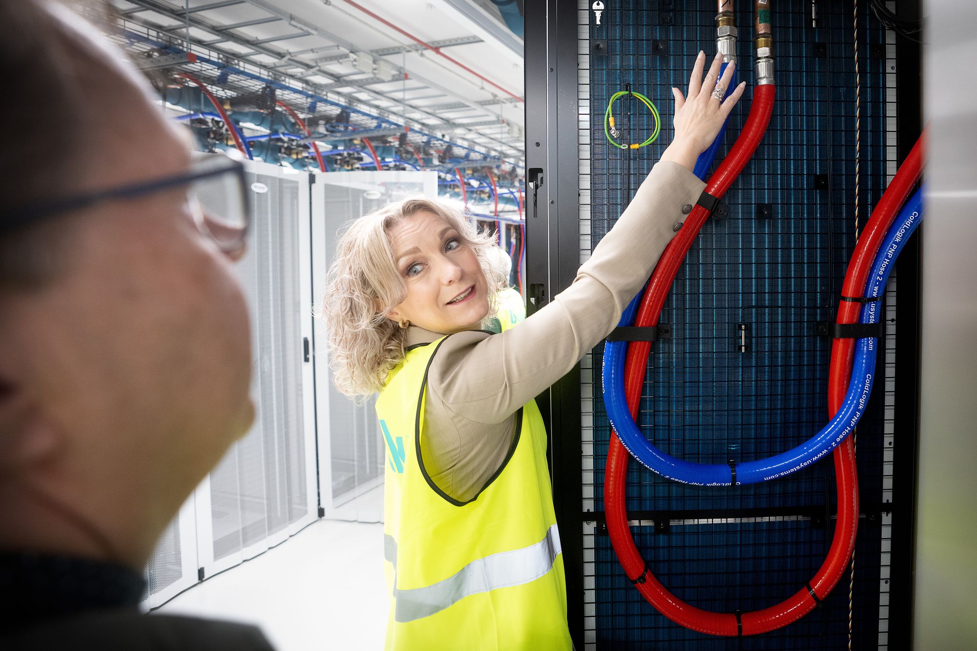 Regjeringen er på god vei til å realisere en nasjonal skyløsning, sier digitaliseringsminister Karianne Tung. Her er hun på Bulk datasenter.