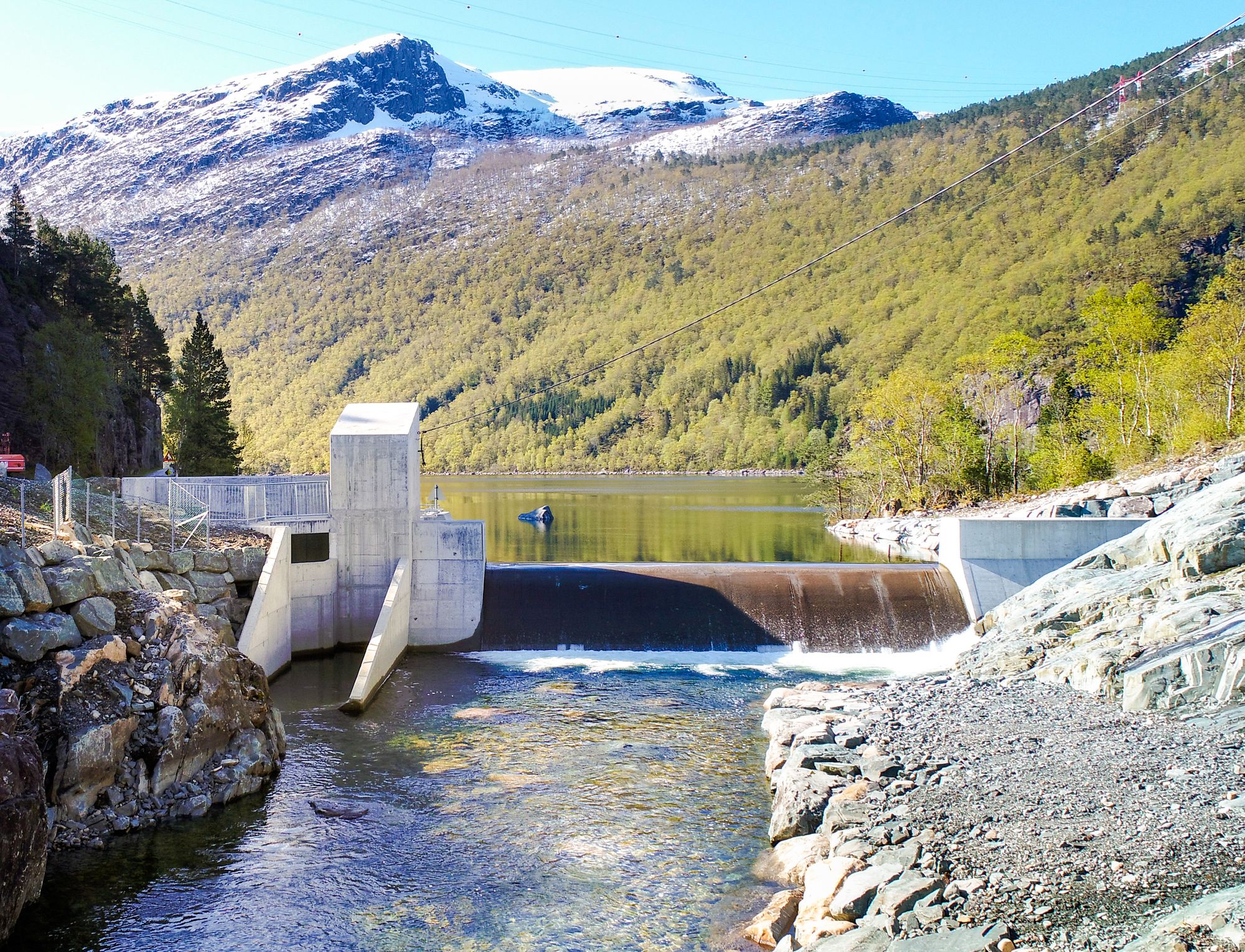 En ventil i tilknytning til denne demningen der Risevatnet renner ut i riseelva i Bremanger ble åpnet av ukjente hackere i april i år.