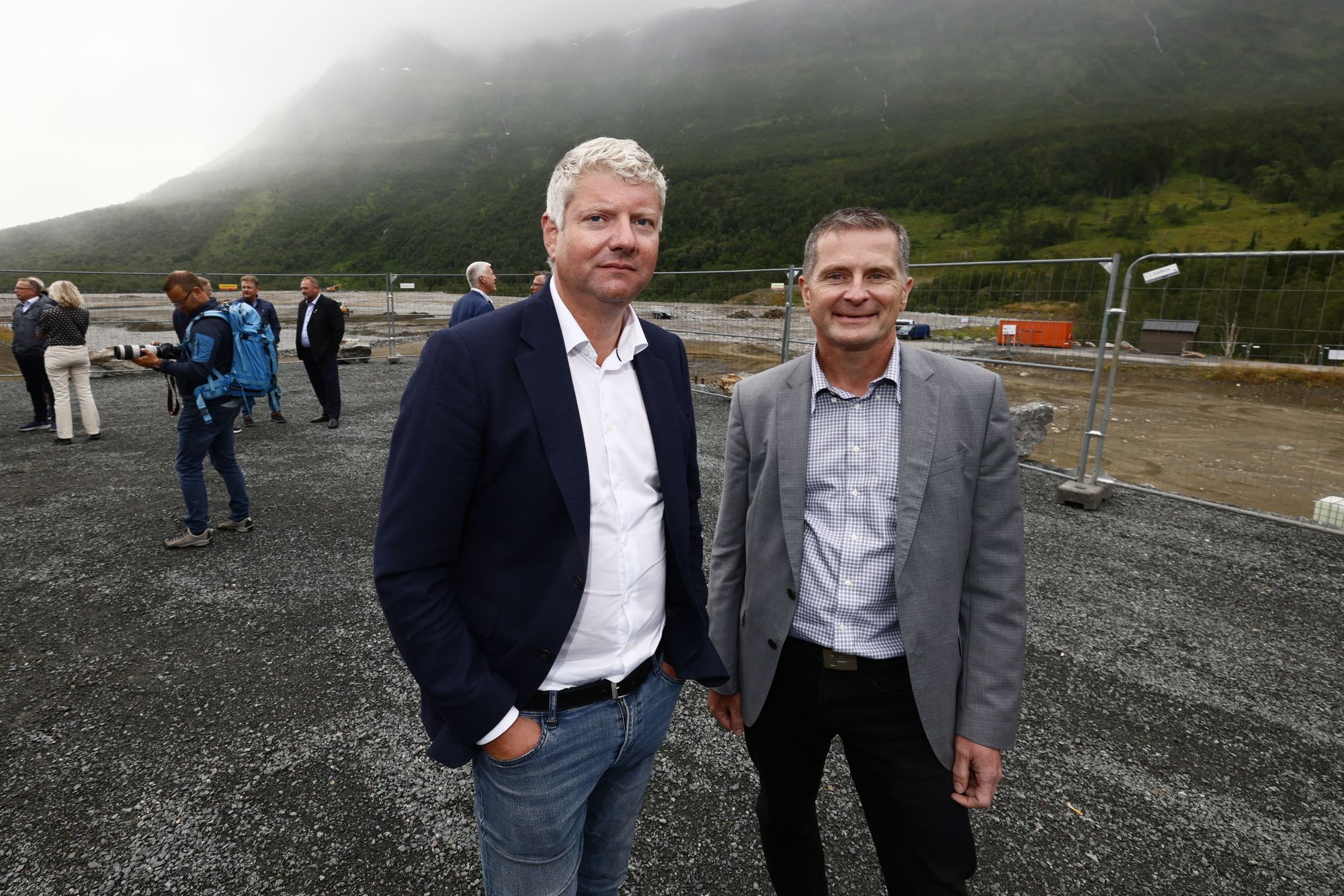 – Det at disse tingene er fysisk i Norge med norsk eierskap er viktig, sier direktør for myndighetskontakt og internasjonale forhold i Aker, Stian Jenssen, om Akers nye datasenter. Til høyre direktør for datasentertjenester i Aker Horizon, Petter M. Tømmeraas.