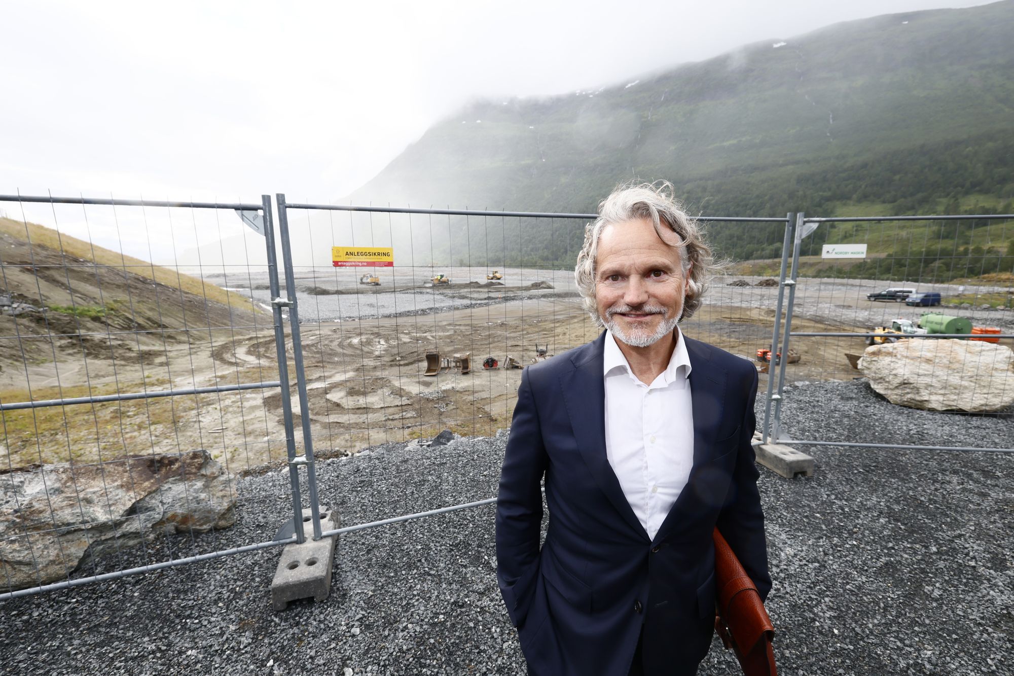 Eirik Frantzen sier til BT at han ønsker ikke å kommentere sin egen lønn, og viser til svarene fra styrelederen. Bildet er tatt ved Akers nye datasentertomt i Narvik.