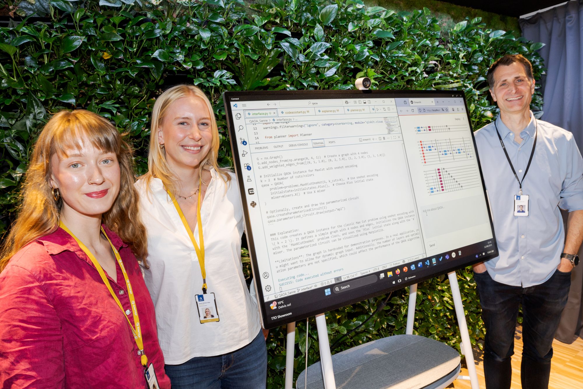  Dina Syverud-Lindland (t.v.) og Sanne Selmer Gilje har brukt sommeren på å lage en KI-drevet kodegenerator for å kunne «snakke» med kvantedatamaskiner. Her med seinorforsker Franz Fuchs  i Sintef.