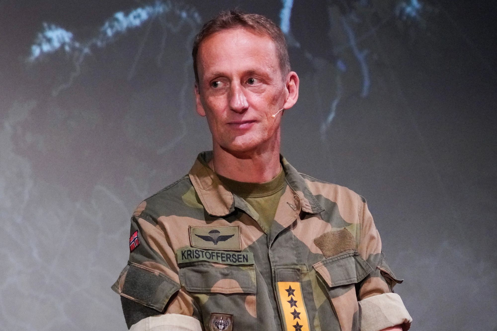 En norsk instruktør følger med på skjermen hvor og hvordan en ukrainsk droneoperatør flyr under et droneoperatørkurs i forbindelse med Operasjon Gungne i sommer.