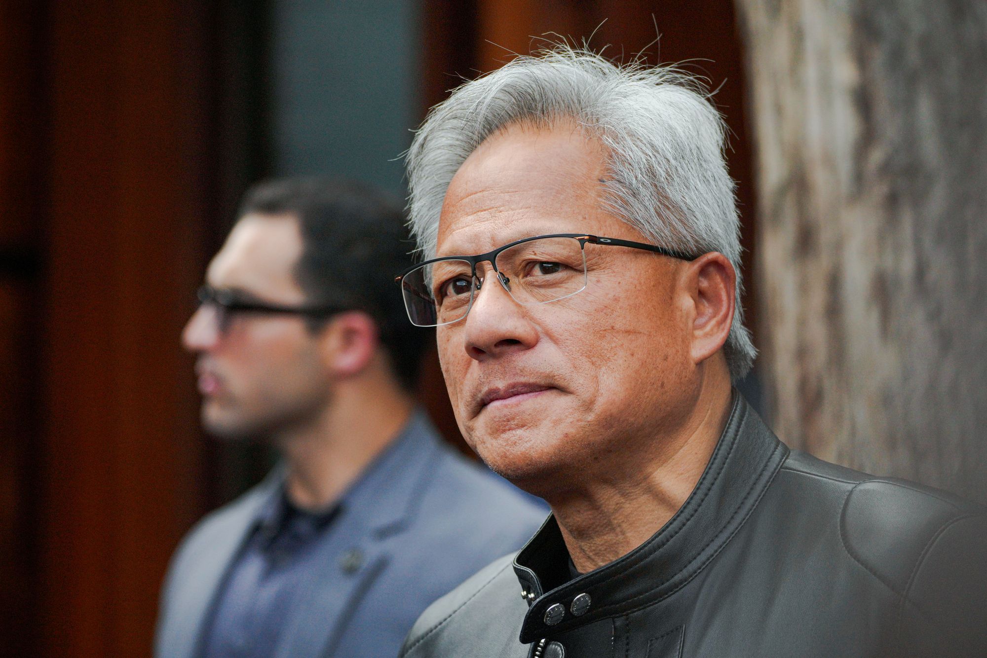Nvidia-sjef Jensen Huang skal ha gått med på å gi den amerikanske statskassen 15 prosent av inntektene fra salg av databrikker til Kina, skriver flere medier.