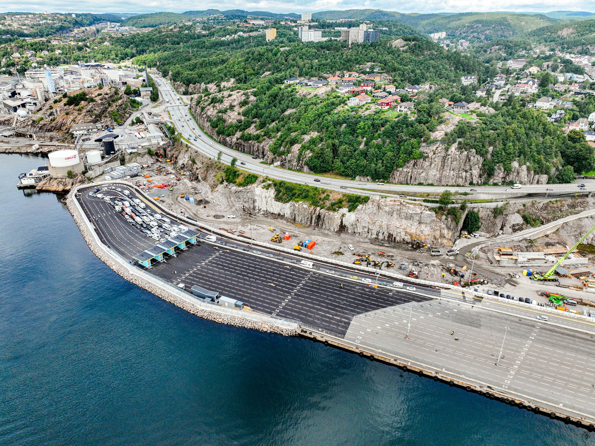 Her kommer det ny, stor rundkjøring under E39 etter hvert. Fv. prosjektlederen i Eiffage, Leonel Galis, og Vegvesenets prosjektleder Jan-Helge Egeland.