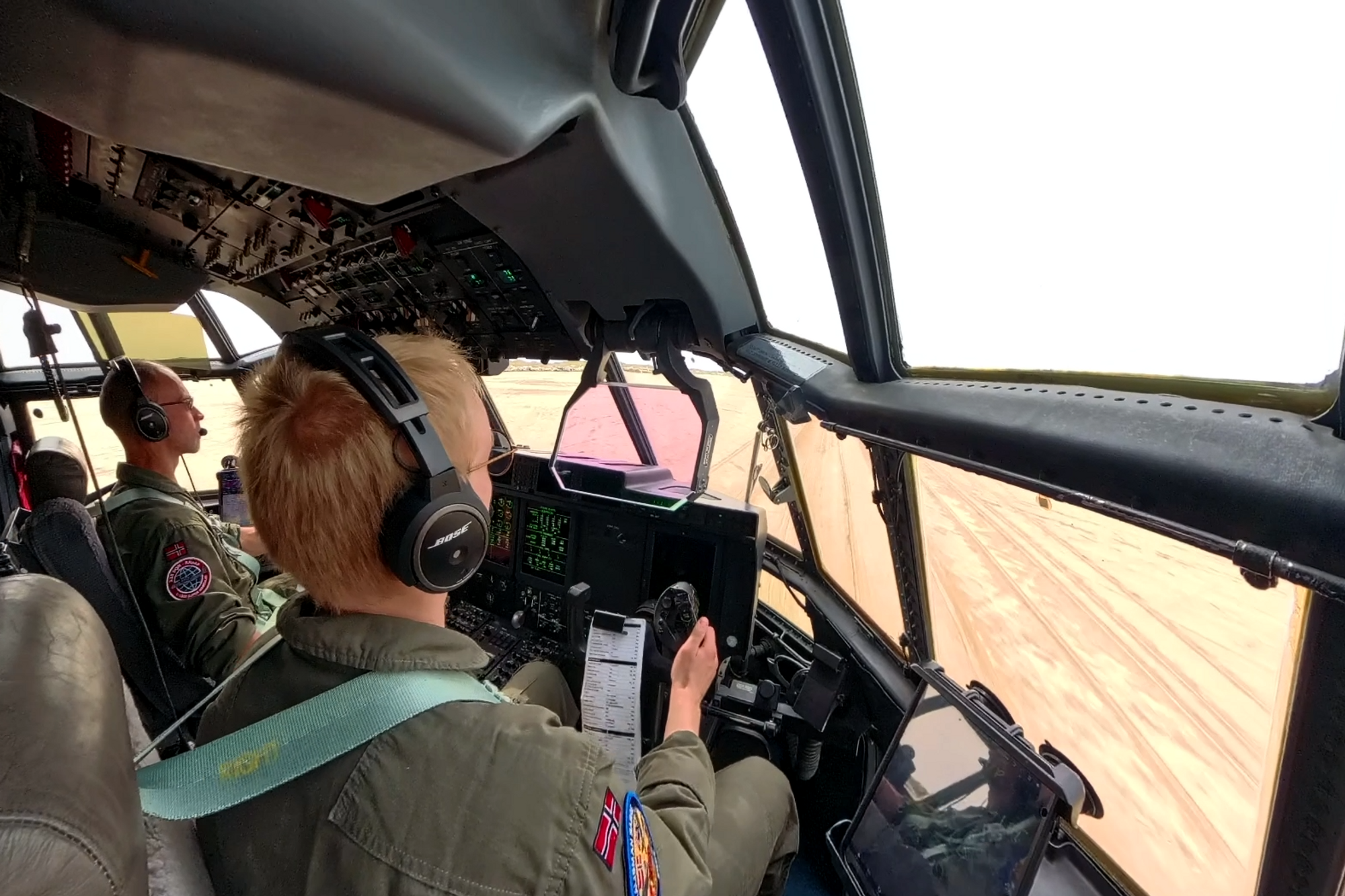 Pilotene Geir Magnussen og Lavrans Sagberg landet det norske Super Hercules-flyet på Lakolk strand på øya Rømø, helt sør i Danmark.
