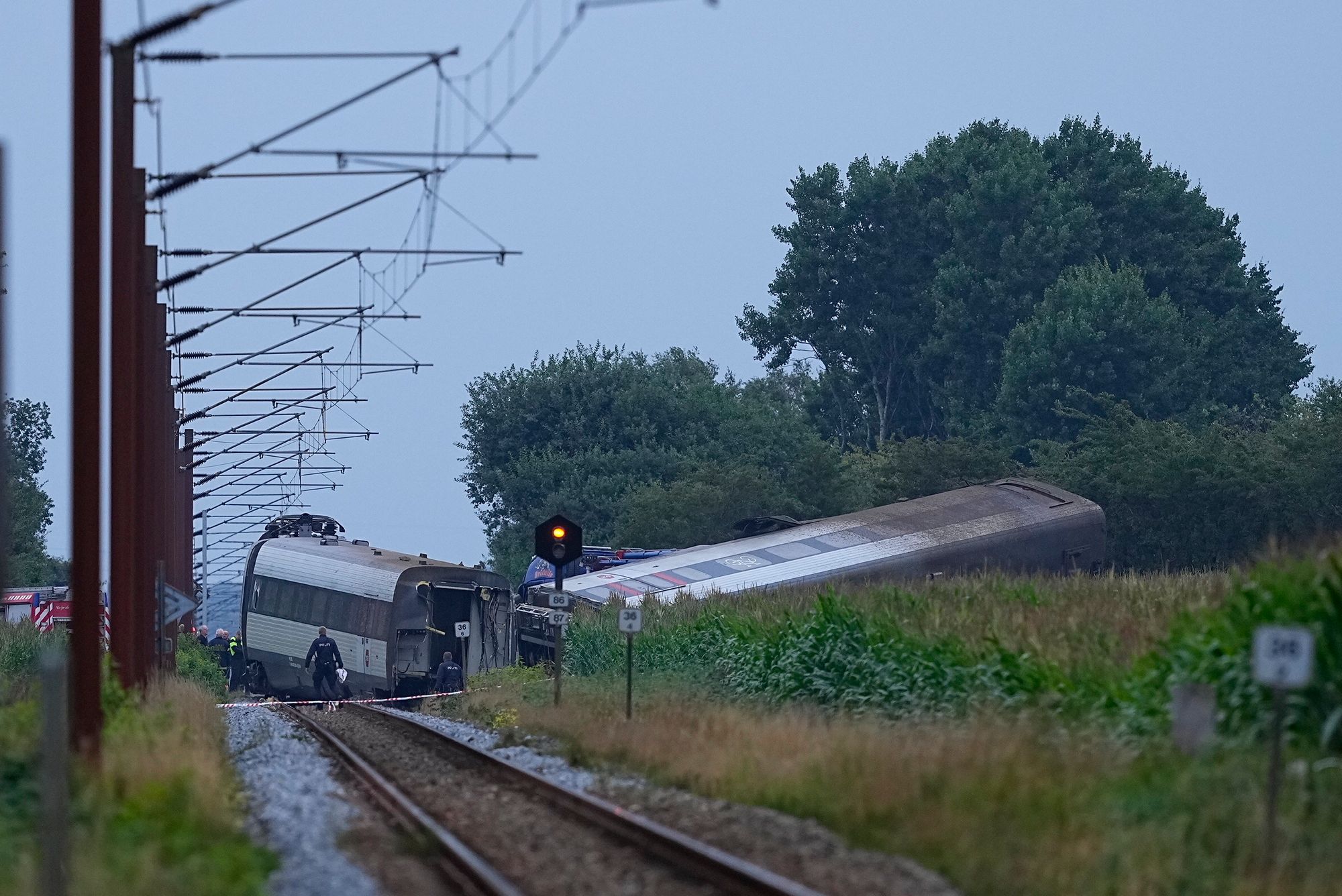 Én person er død og flere skadet etter en togavsporing i Sønderjylland i Danmark fredag.