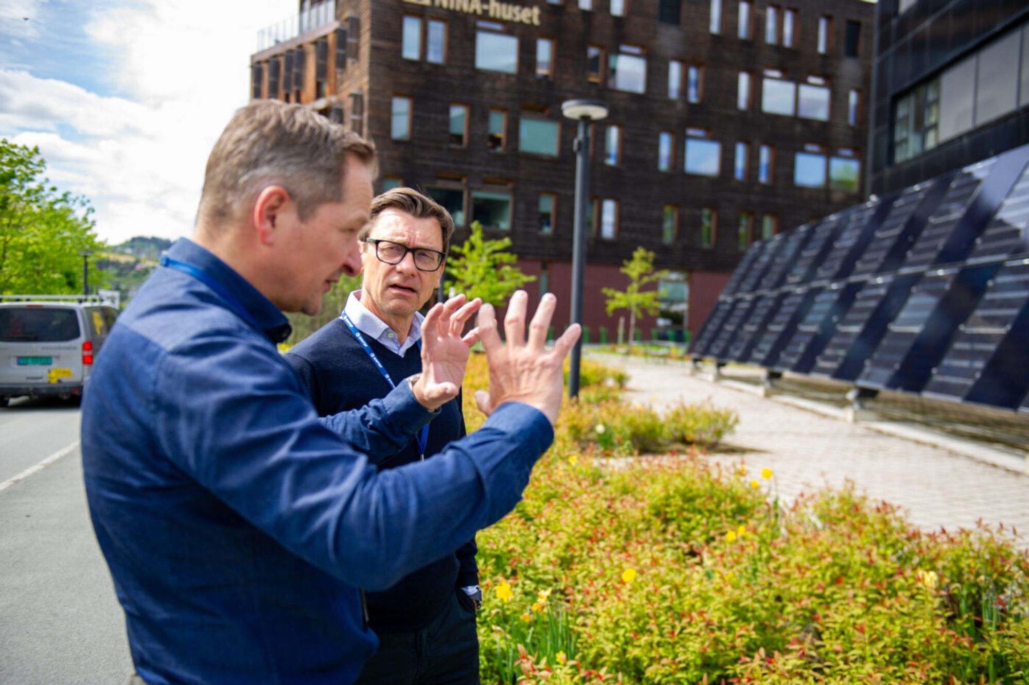 Asle Hovda (t.v.) og Jostein Bjøndal er investeringssjefer i Sintef TTO. Her er de utenfor ZEB-lab'en, hvor nye energiløsninger prøves ut. Her inne står det første «biobatteriet», en teknologi som nå er på vei ut på verdensmarkedet.
